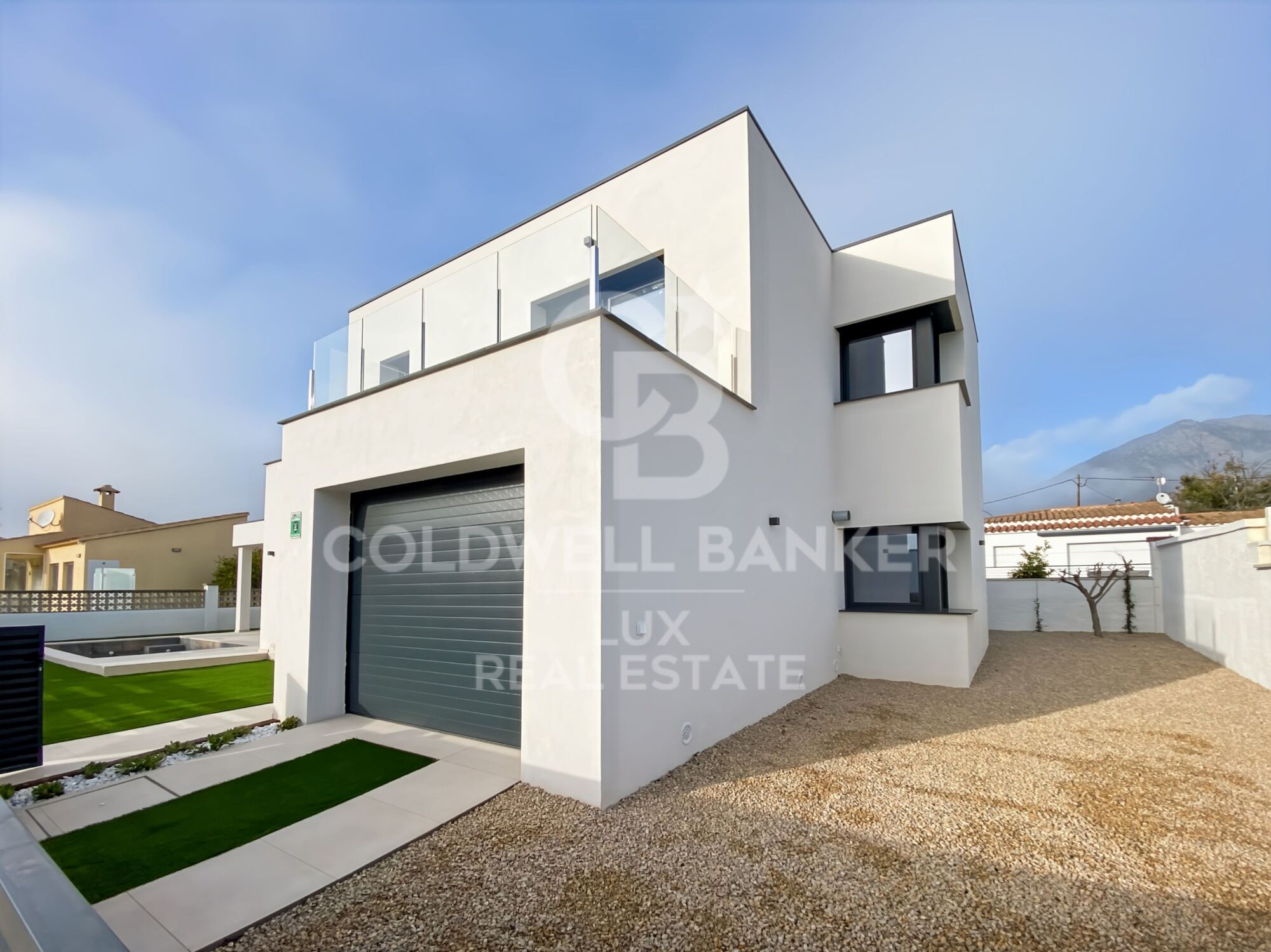 Neuhaus in Roses, Schwimmbad, Garage und Garten