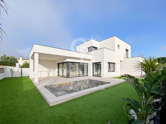 Neuhaus in Roses, Schwimmbad, Garage und Garten