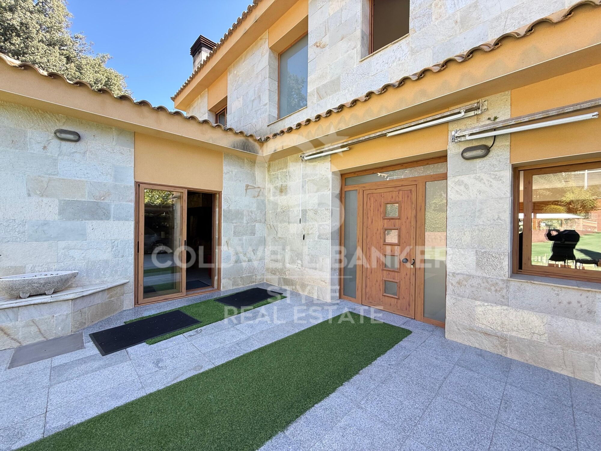 Spacious house with garden, terrace, private lift and garage