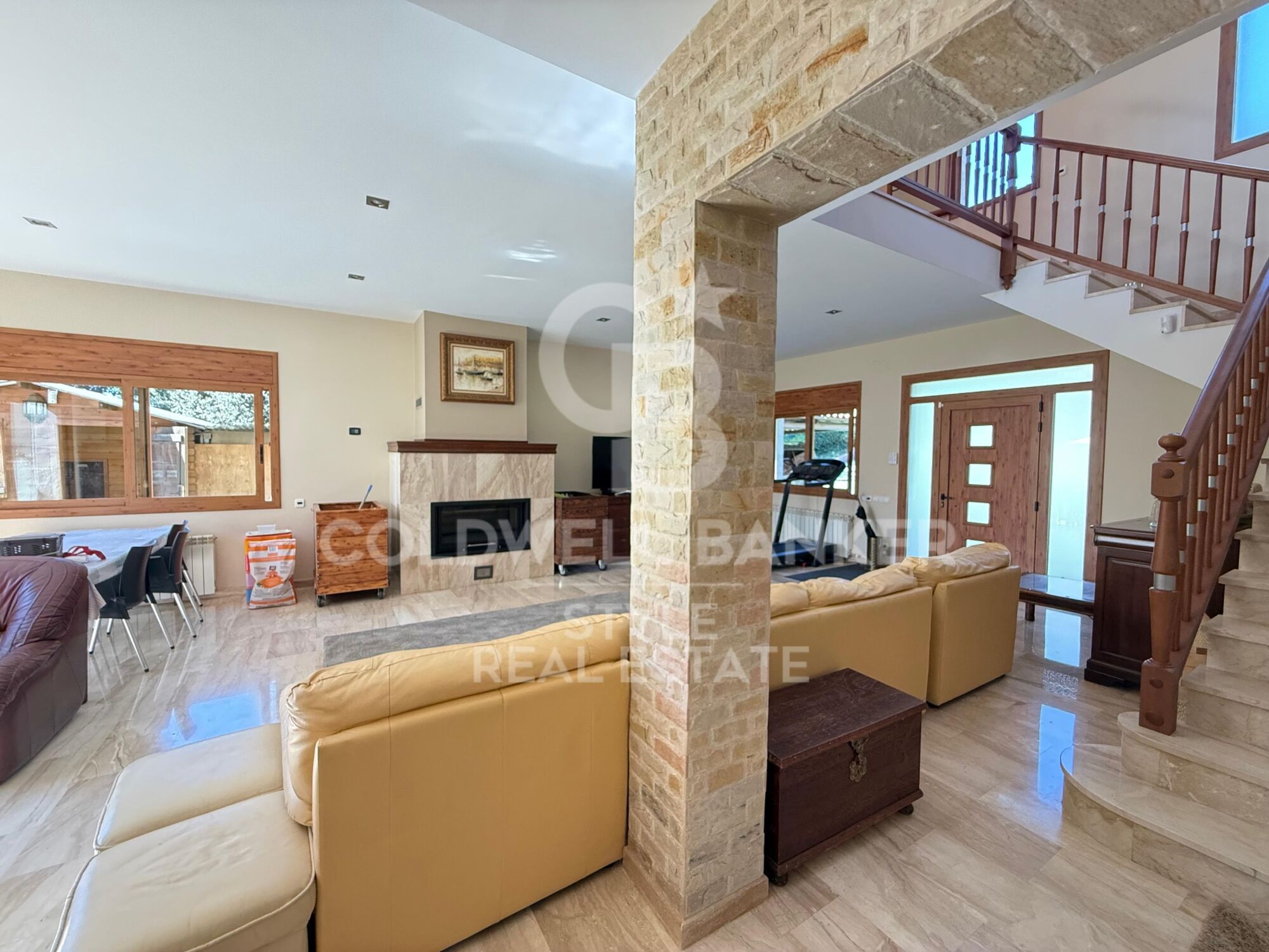 Spacious house with garden, terrace, private lift and garage