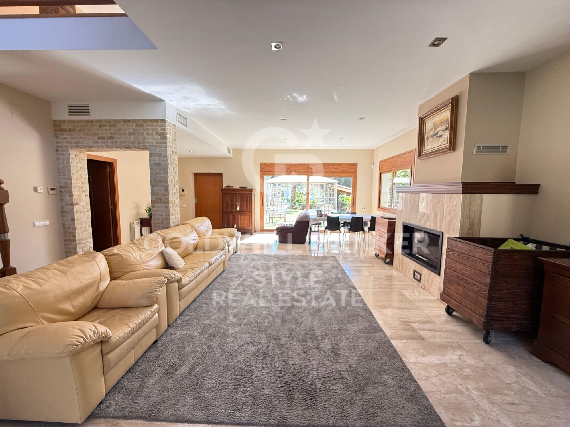 Spacious house with garden, terrace, private lift and garage