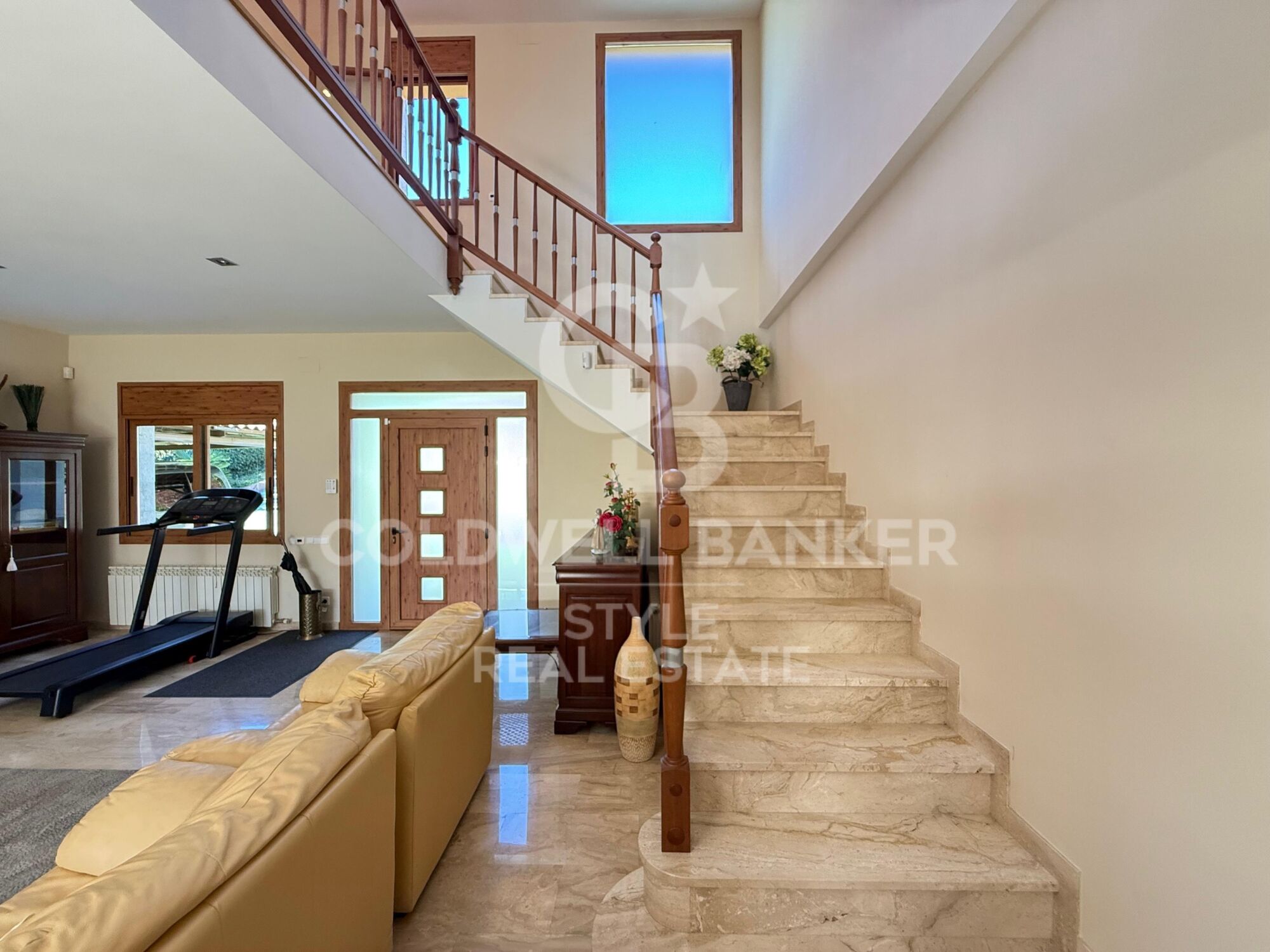 Spacious house with garden, terrace, private lift and garage