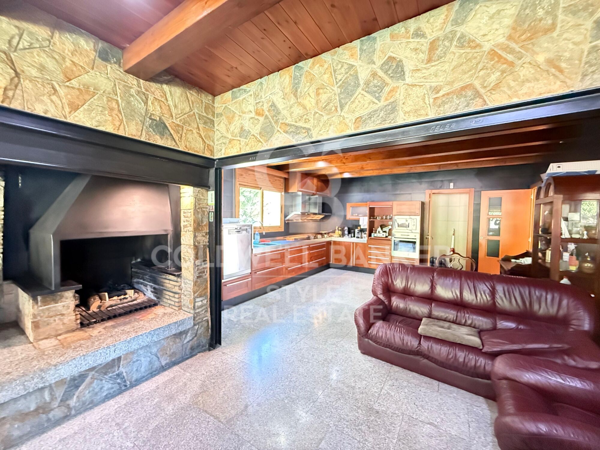 Spacious house with garden, terrace, private lift and garage