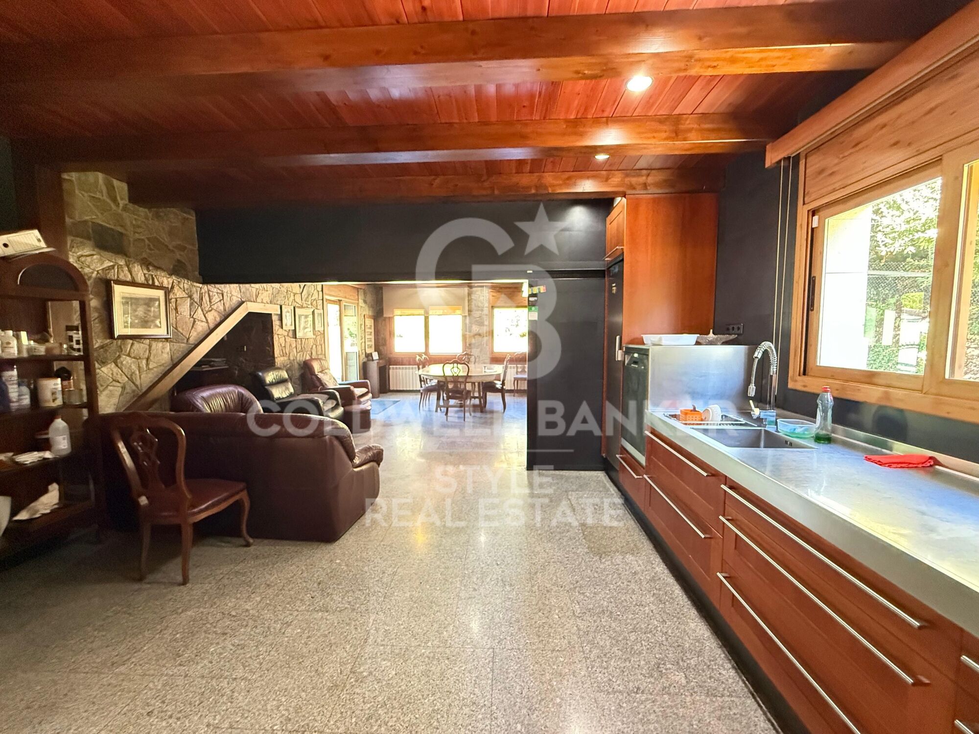 Spacious house with garden, terrace, private lift and garage