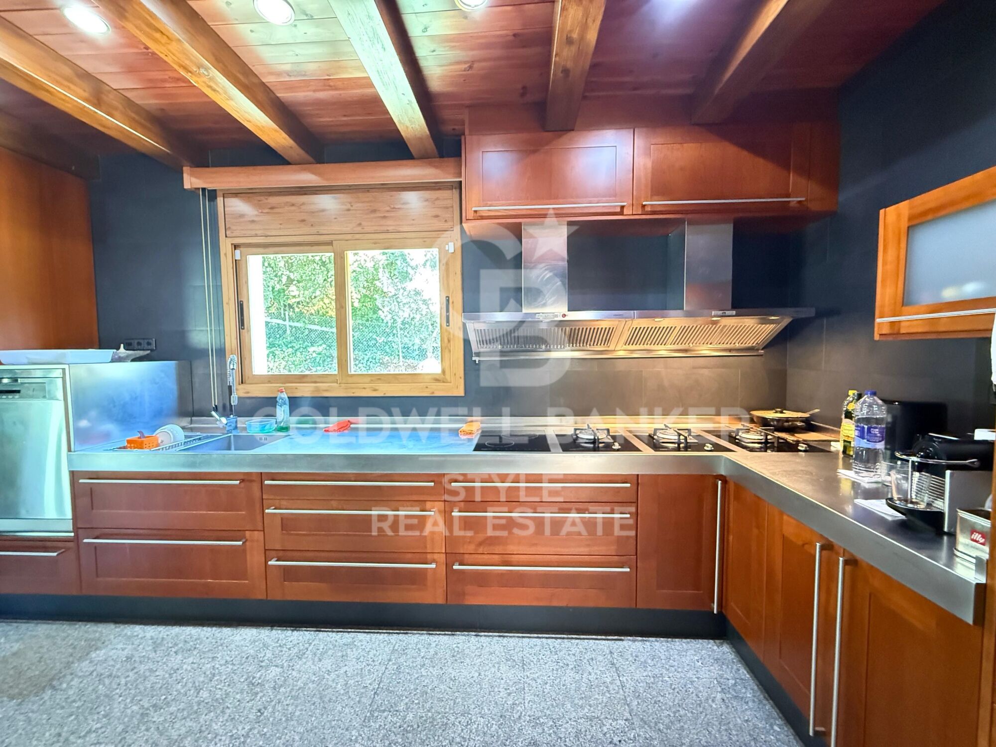 Spacious house with garden, terrace, private lift and garage