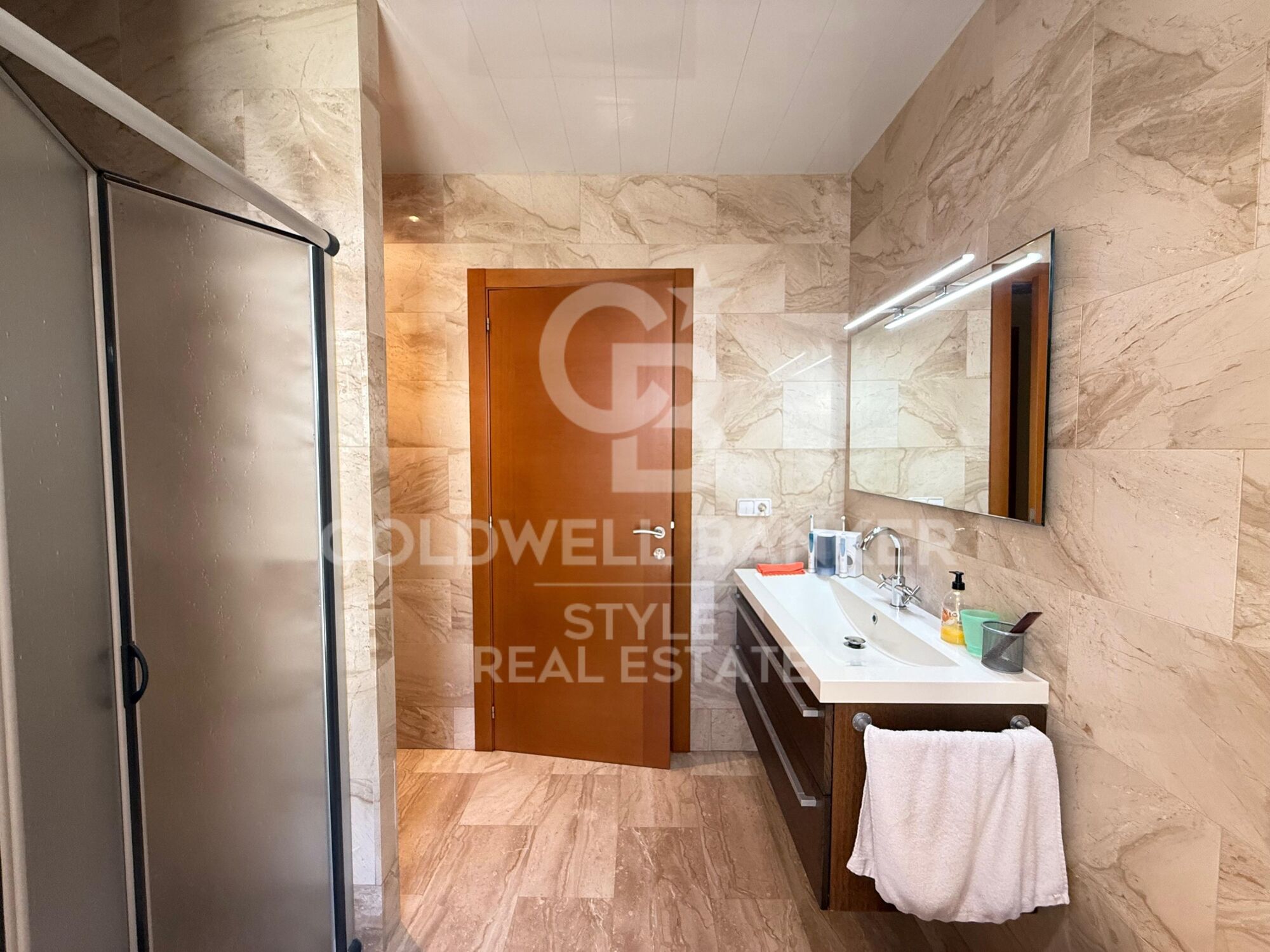 Spacious house with garden, terrace, private lift and garage