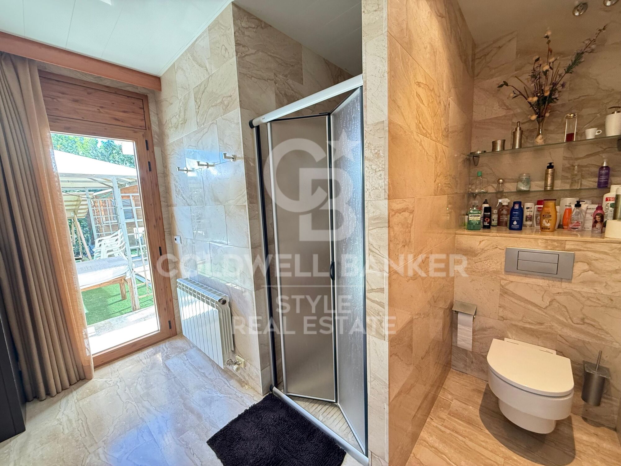 Spacious house with garden, terrace, private lift and garage