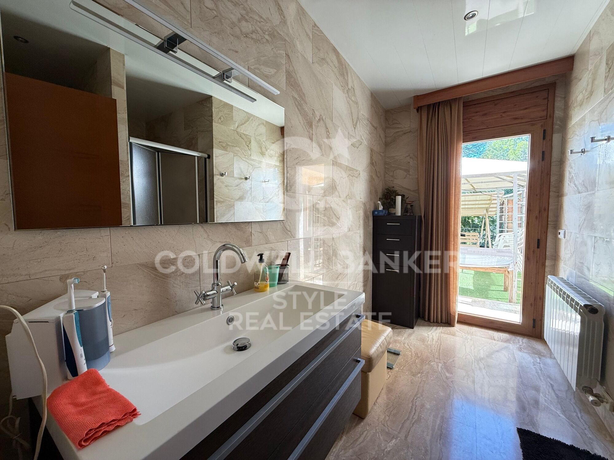 Spacious house with garden, terrace, private lift and garage