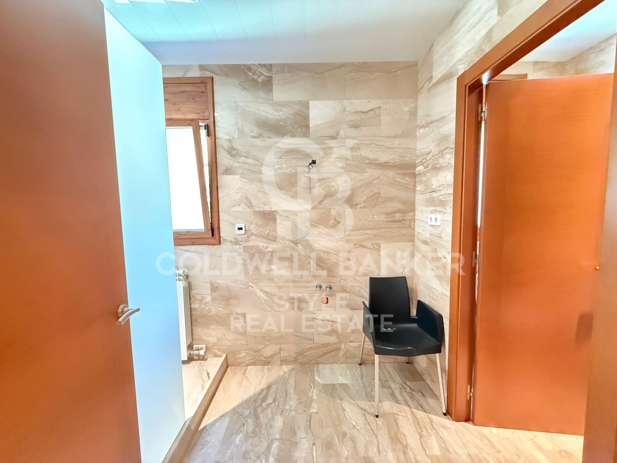 Spacious house with garden, terrace, private lift and garage