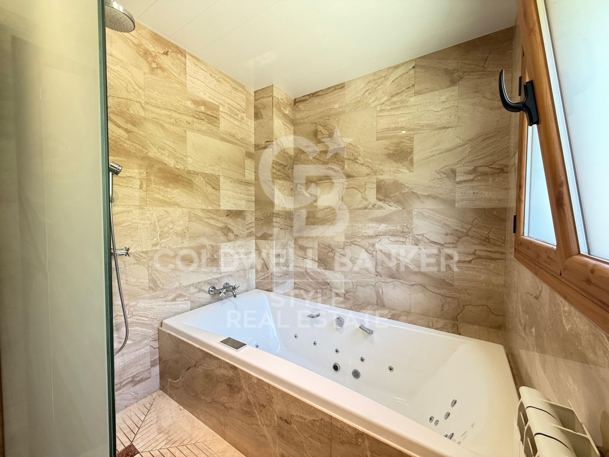 Spacious house with garden, terrace, private lift and garage