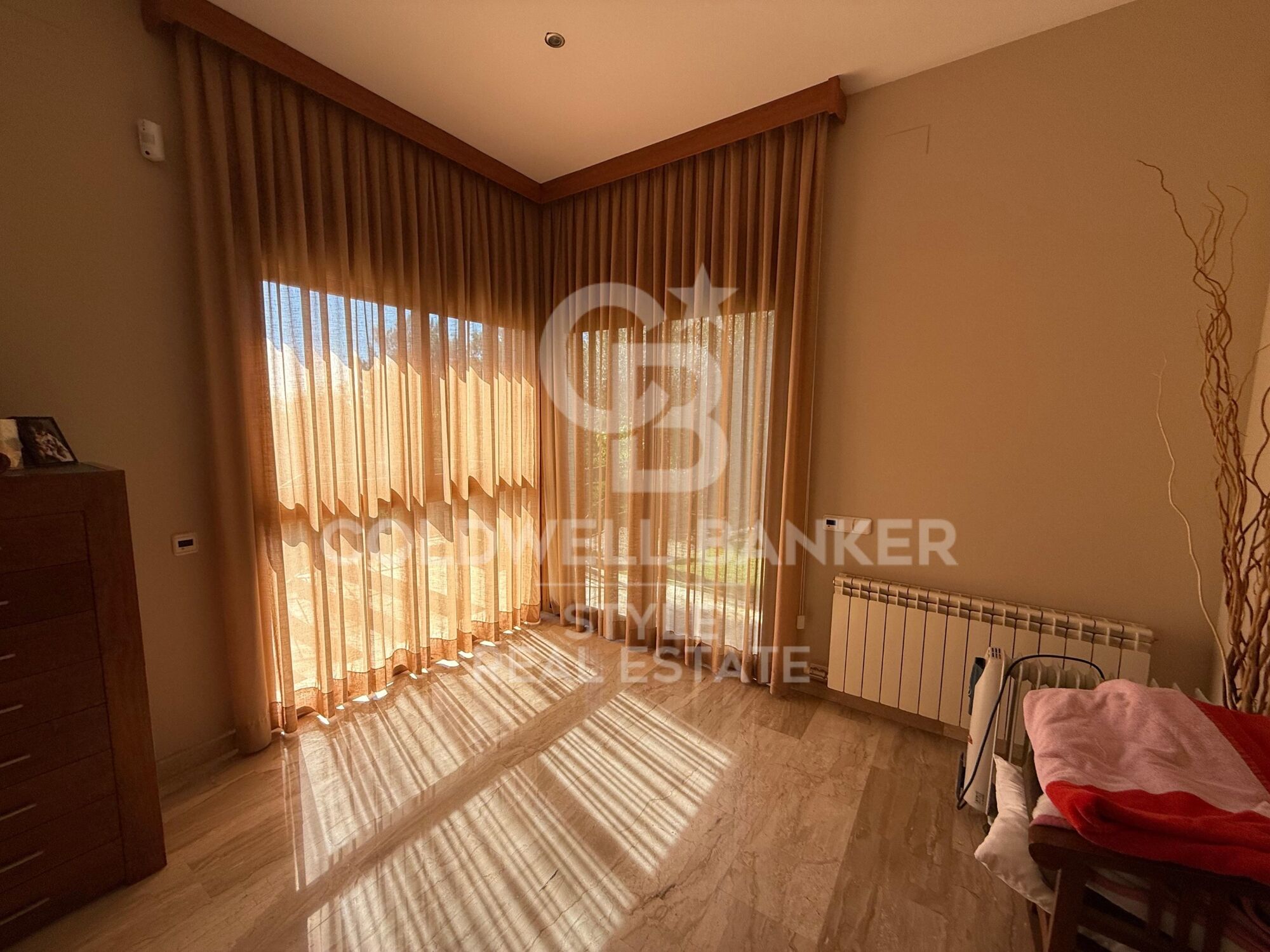 Spacious house with garden, terrace, private lift and garage