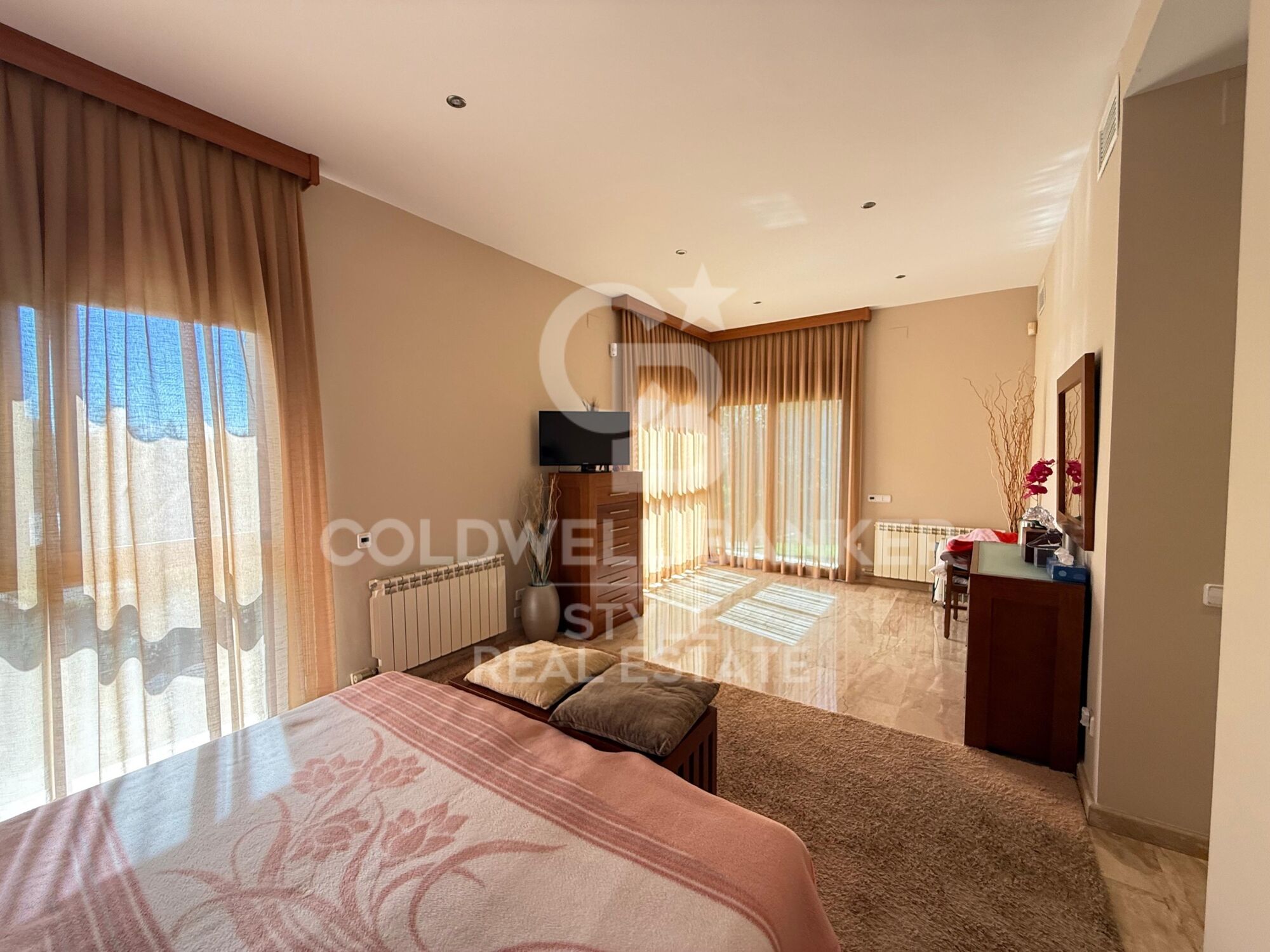 Spacious house with garden, terrace, private lift and garage