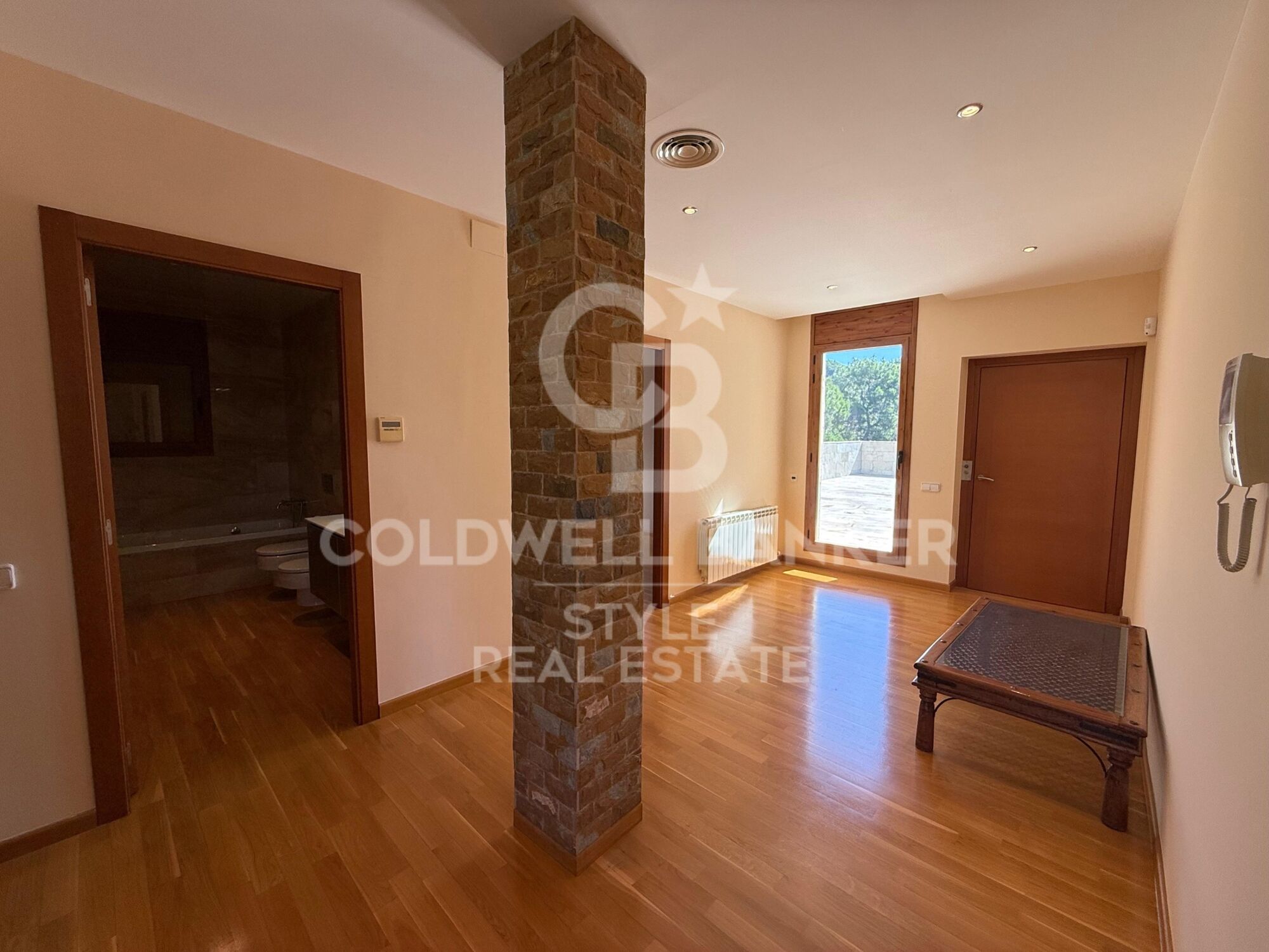 Spacious house with garden, terrace, private lift and garage