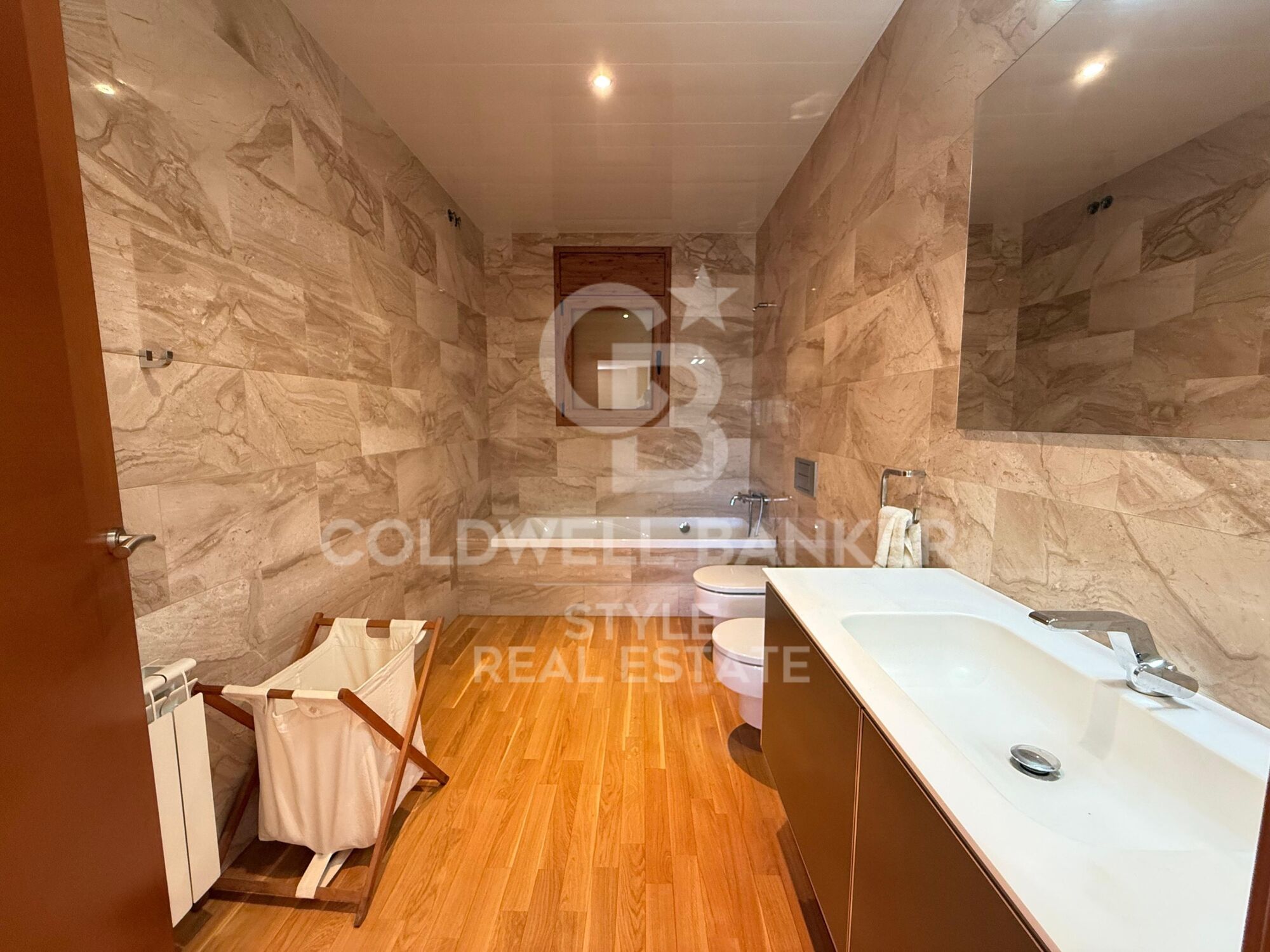 Spacious house with garden, terrace, private lift and garage