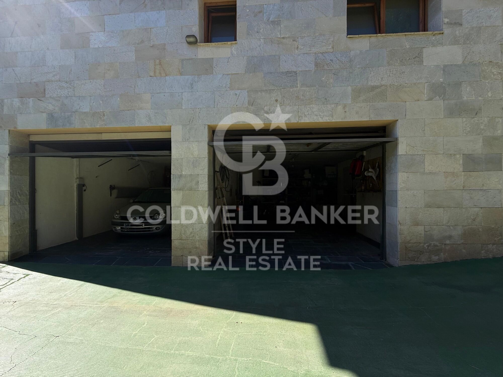 Spacious house with garden, terrace, private lift and garage