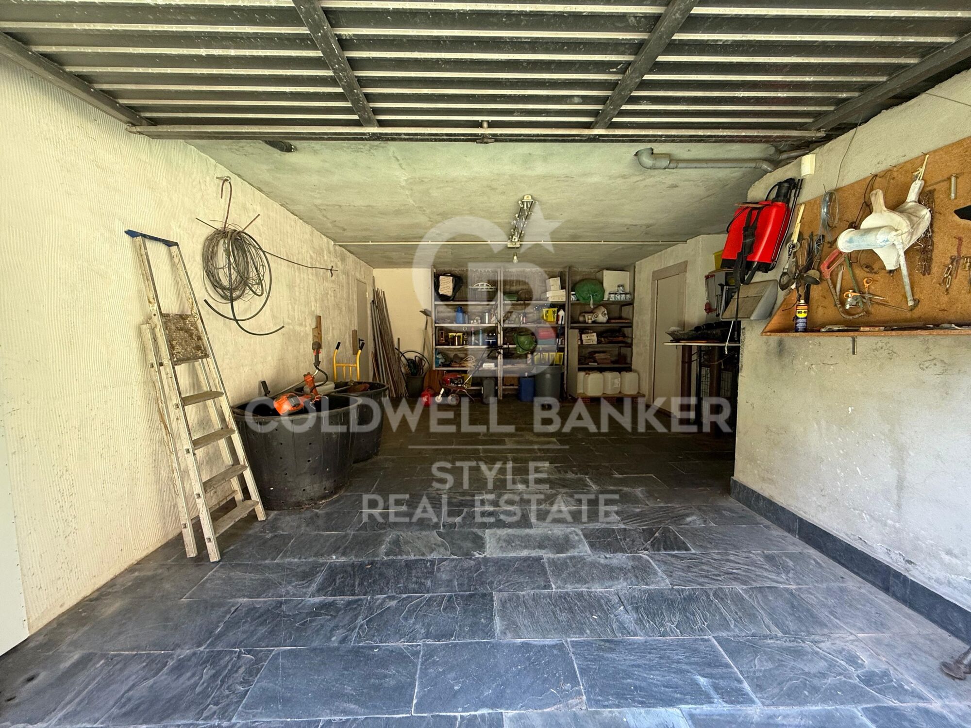 Spacious house with garden, terrace, private lift and garage