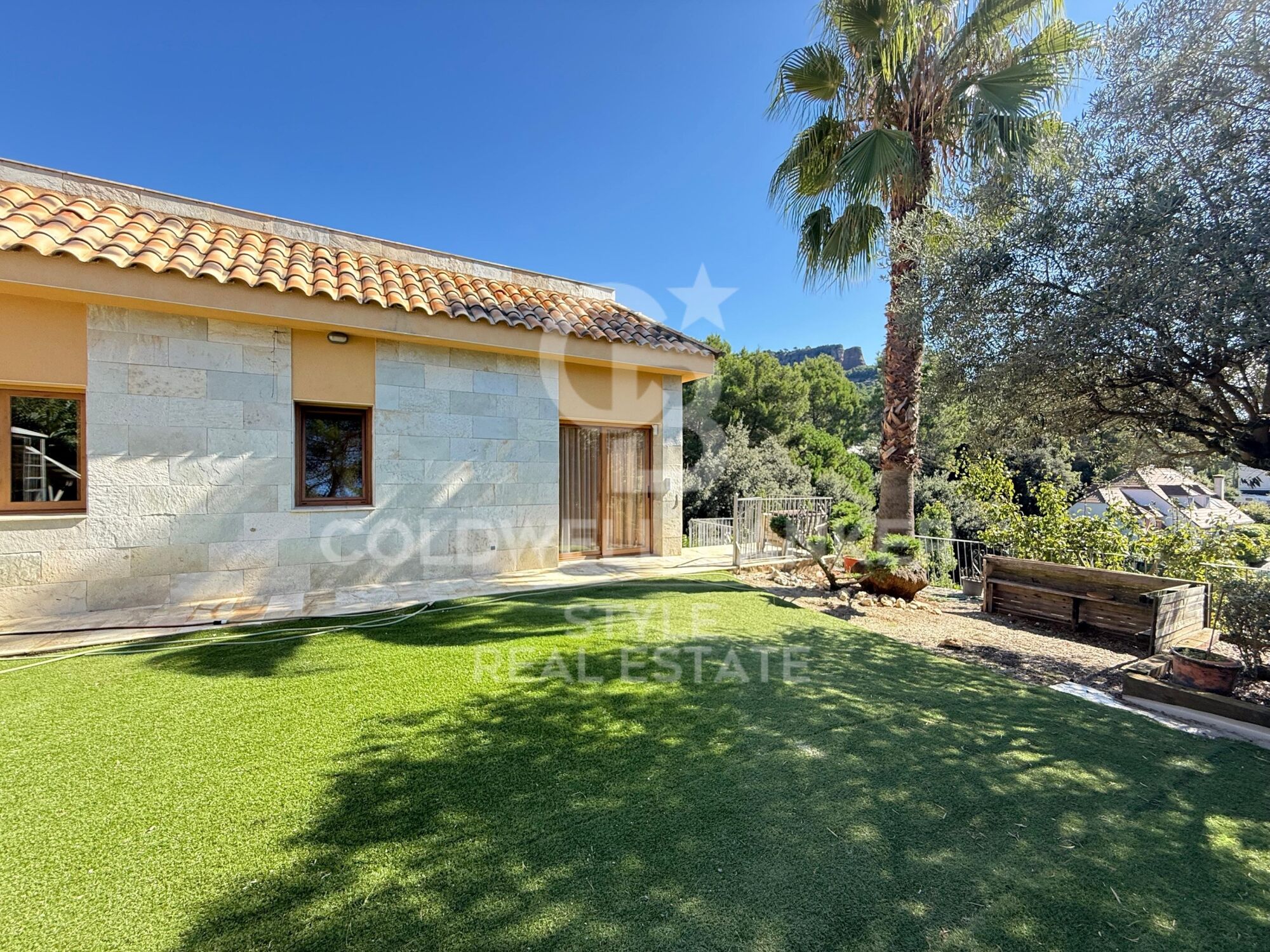 Spacious house with garden, terrace, private lift and garage