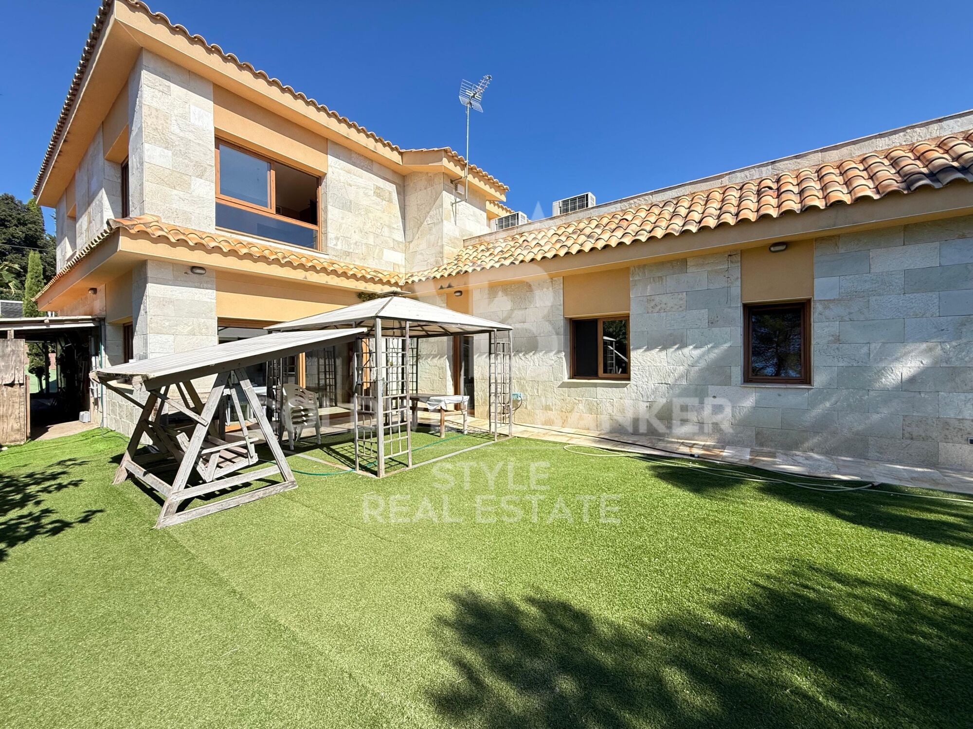 Spacious house with garden, terrace, private lift and garage