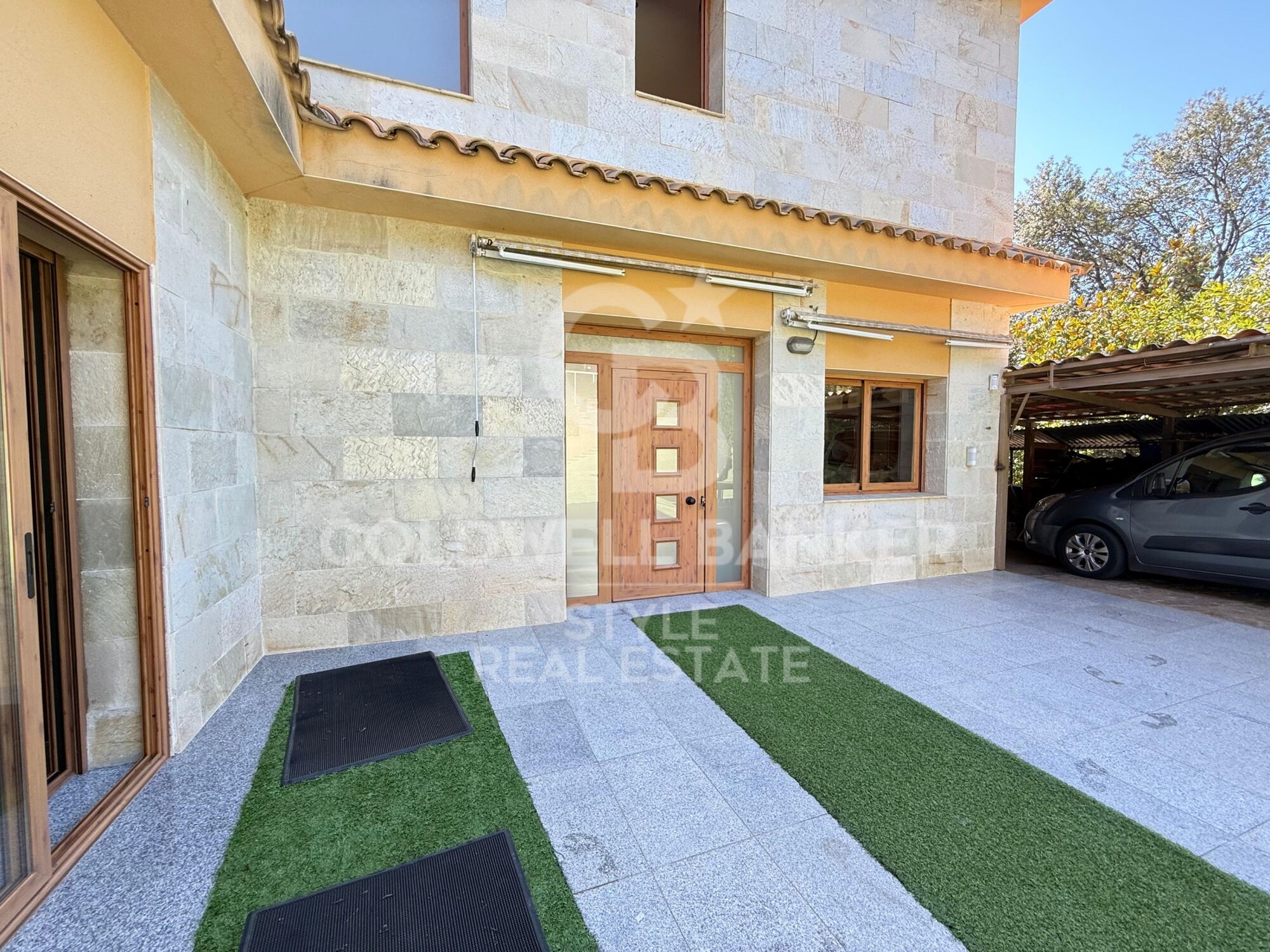 Spacious house with garden, terrace, private lift and garage
