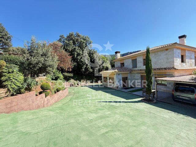 Amplia vivienda con jardín, terraza, ascensor privado y garaje