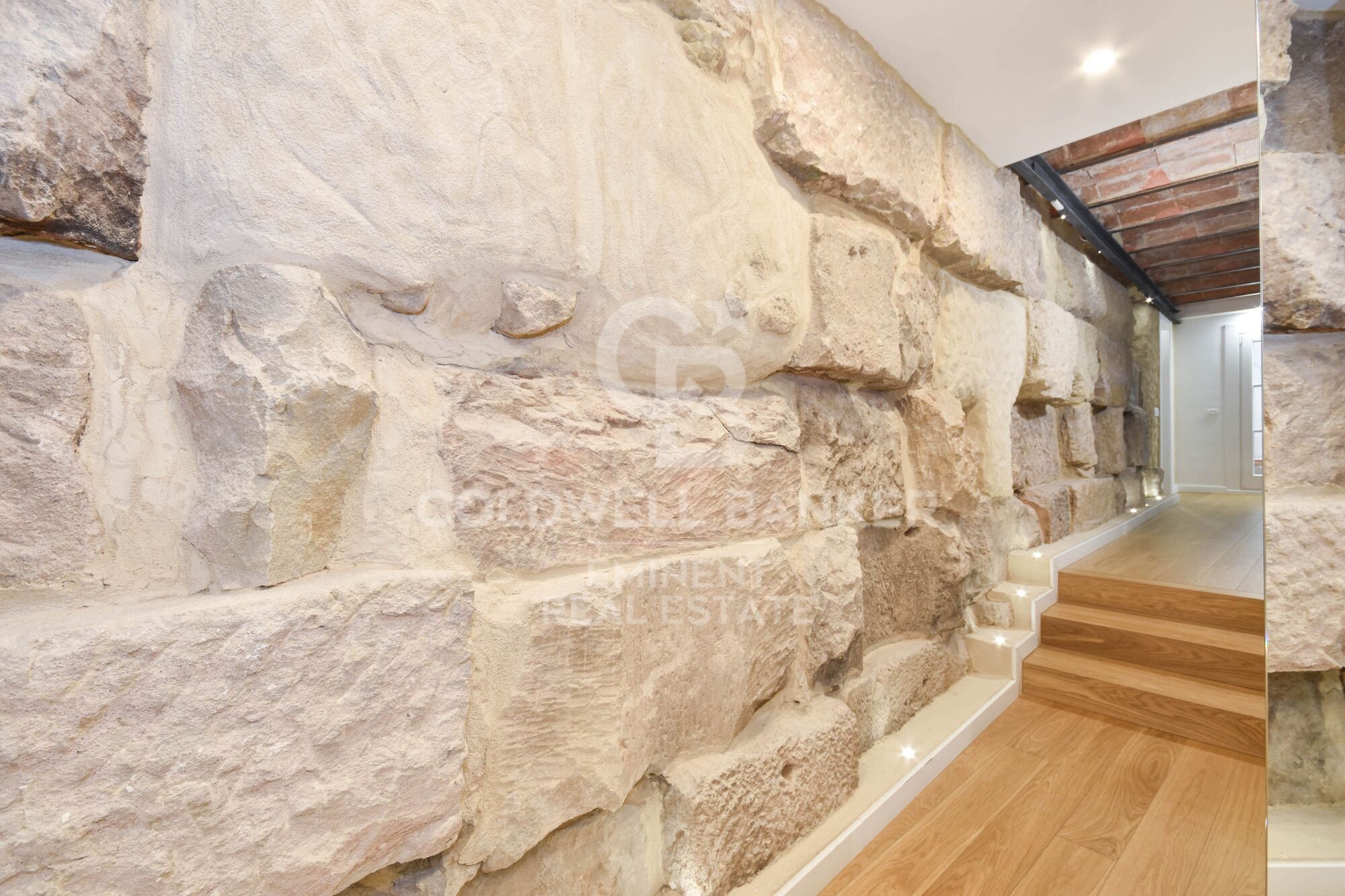 Ein historischer schatz im herzen von Barcelona, mauer der alten stadtmauer von Barcelona