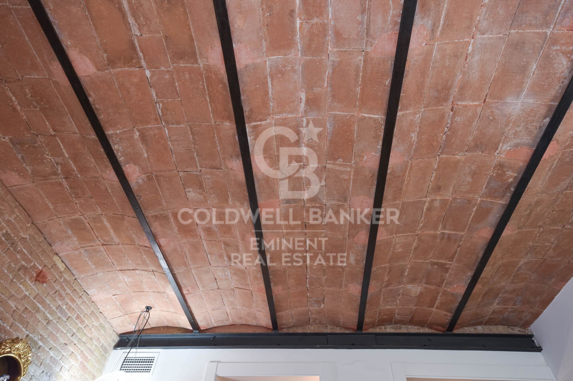 Ein historischer schatz im herzen von Barcelona, mauer der alten stadtmauer von Barcelona