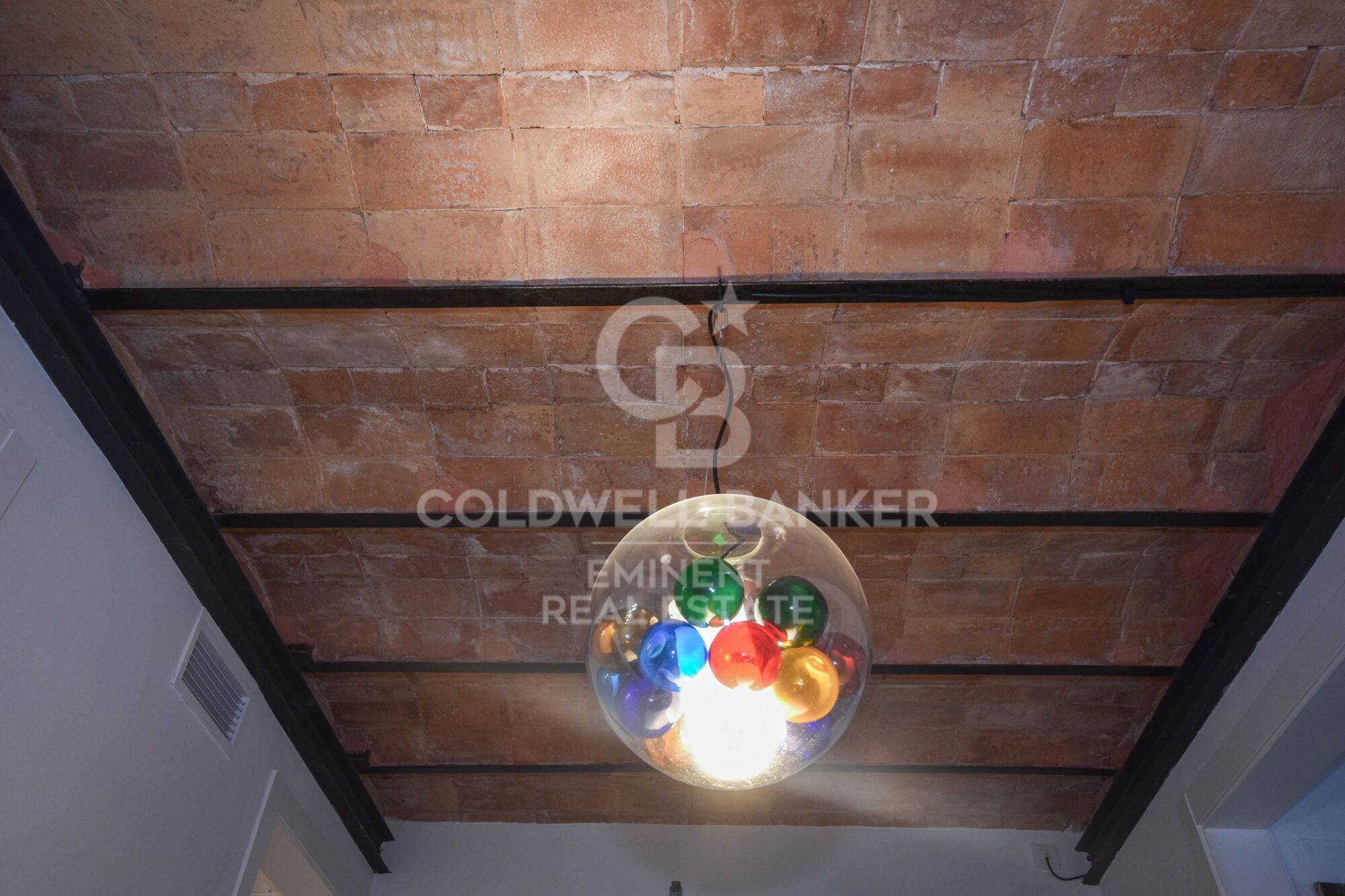 Ein historischer schatz im herzen von Barcelona, mauer der alten stadtmauer von Barcelona