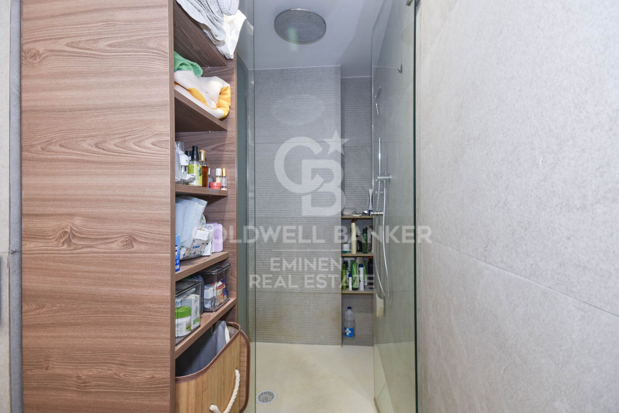 Ein historischer schatz im herzen von Barcelona, mauer der alten stadtmauer von Barcelona