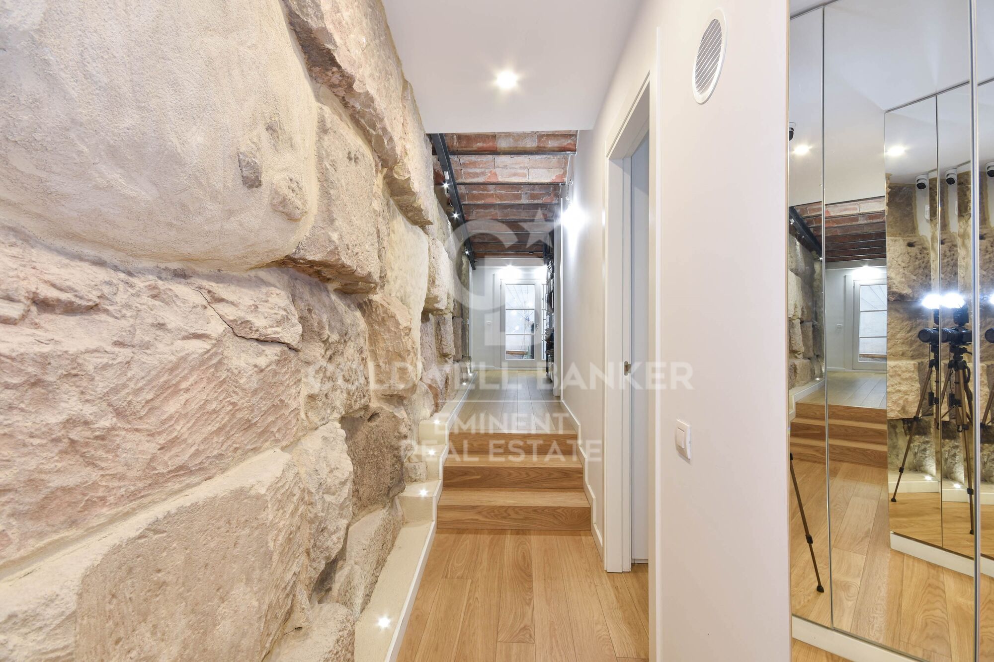 Ein historischer schatz im herzen von Barcelona, mauer der alten stadtmauer von Barcelona