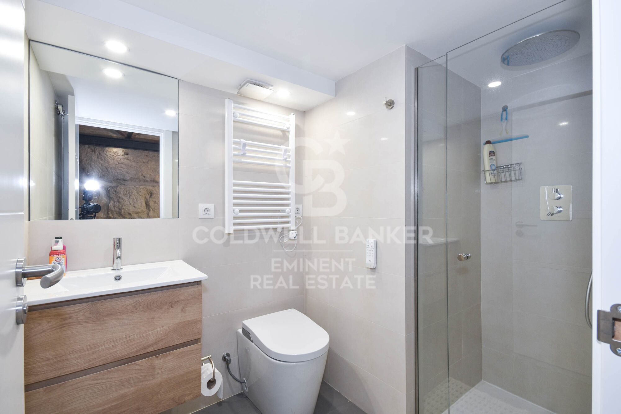 Ein historischer schatz im herzen von Barcelona, mauer der alten stadtmauer von Barcelona