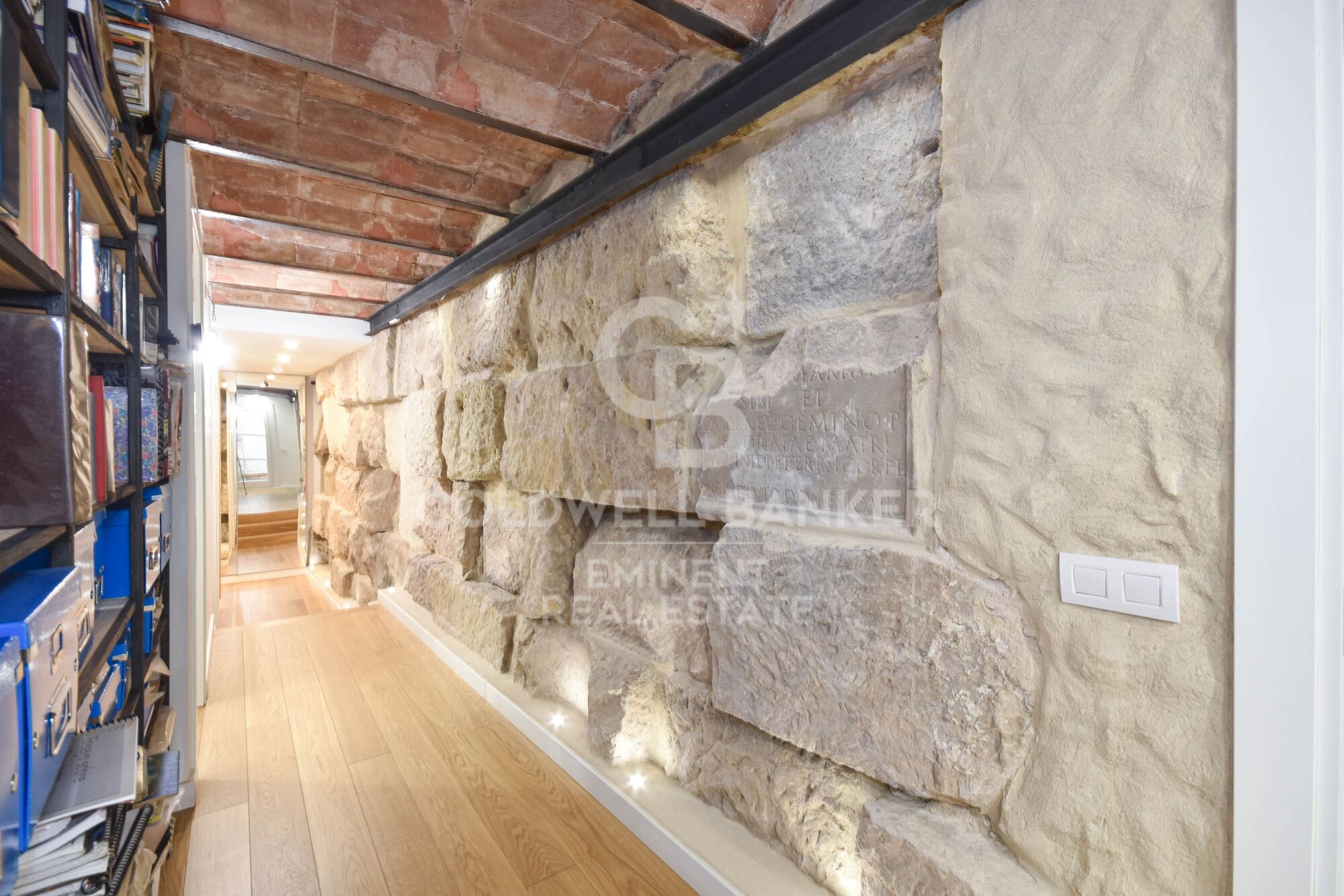 Ein historischer schatz im herzen von Barcelona, mauer der alten stadtmauer von Barcelona