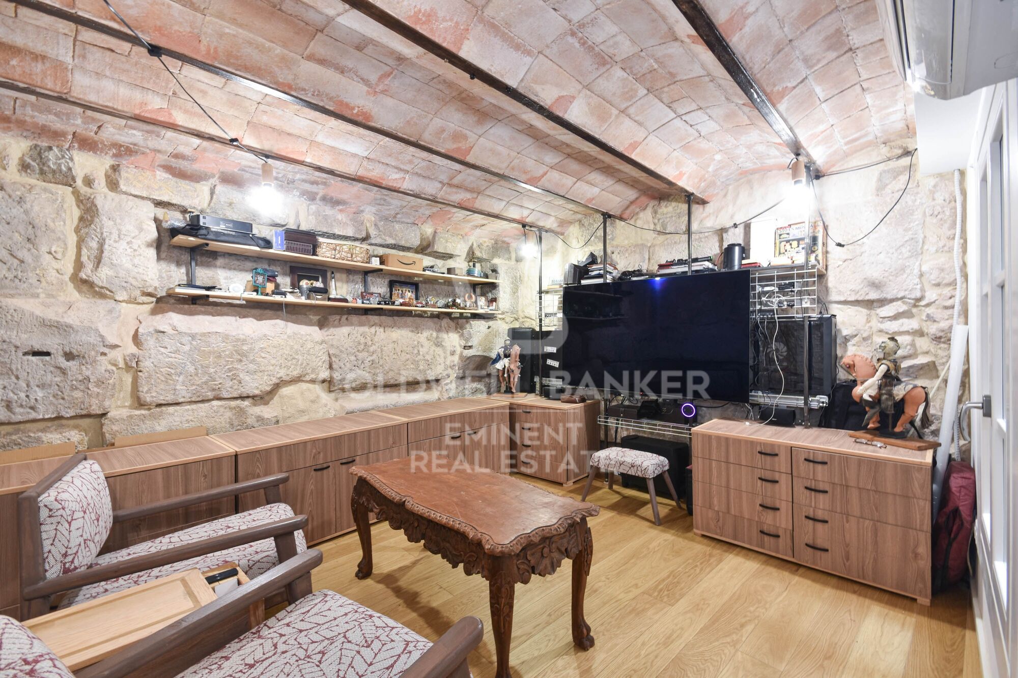 Ein historischer schatz im herzen von Barcelona, mauer der alten stadtmauer von Barcelona