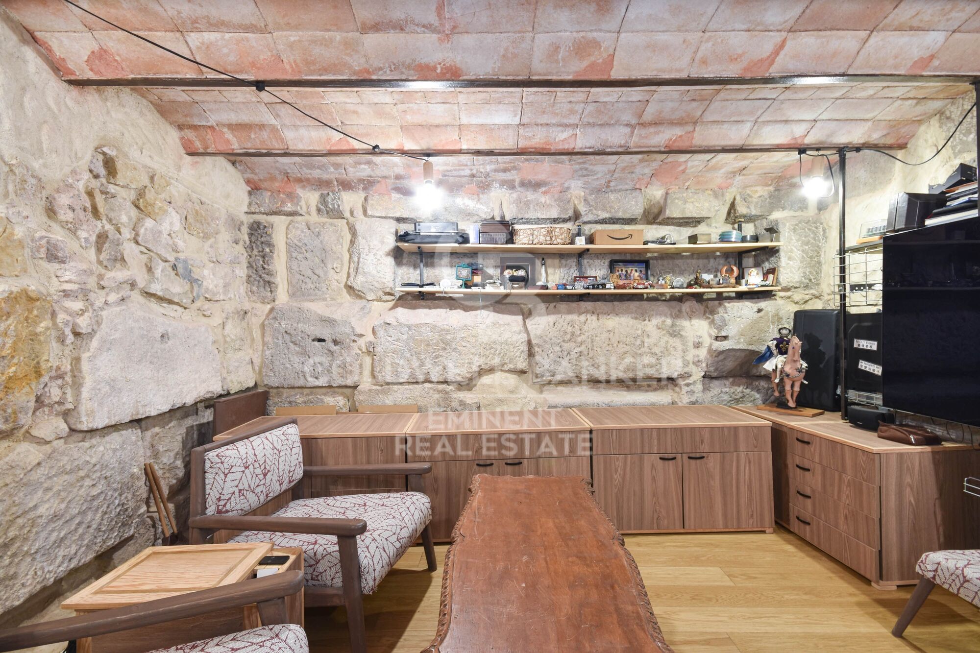 Ein historischer schatz im herzen von Barcelona, mauer der alten stadtmauer von Barcelona