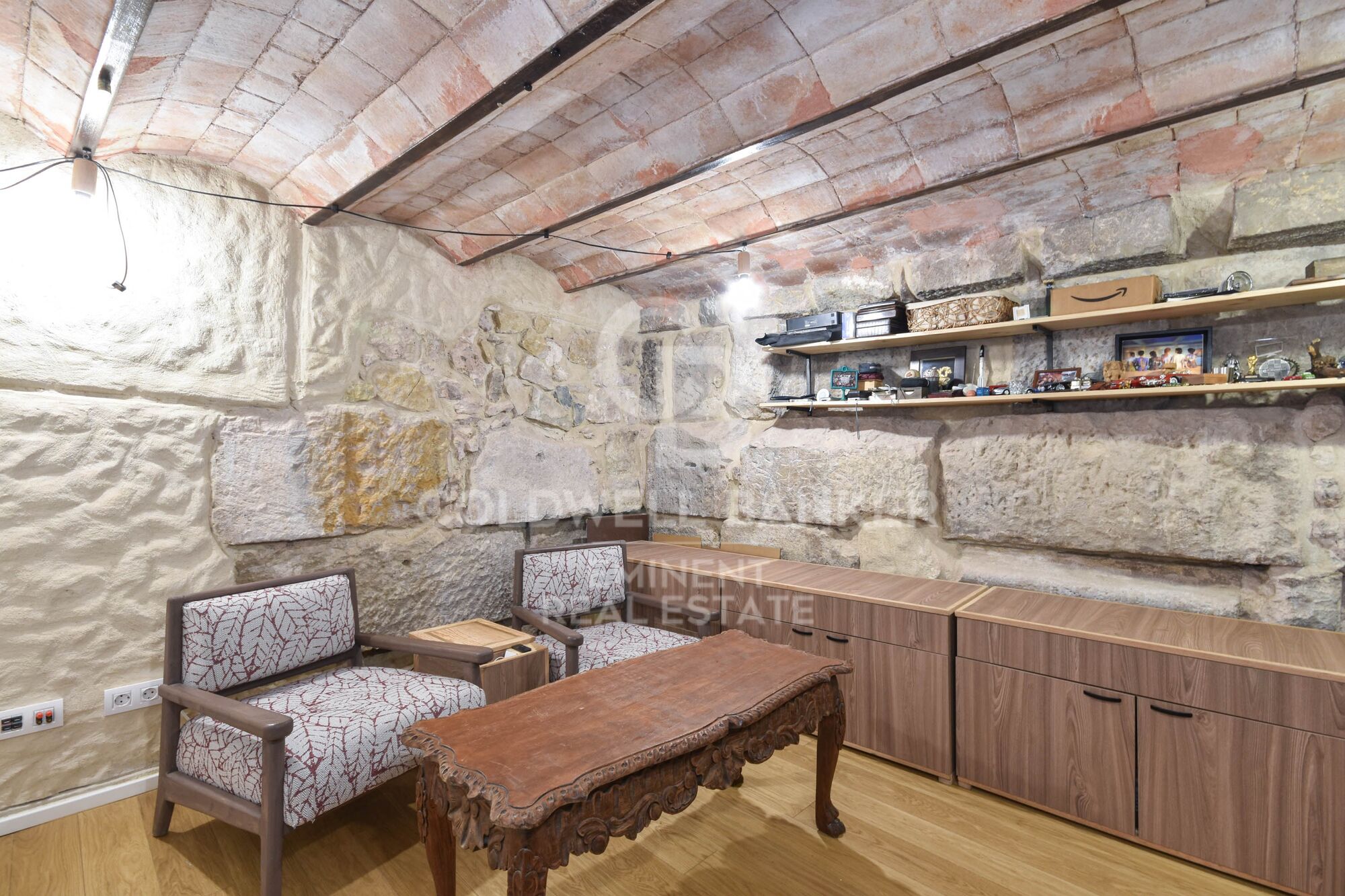 Ein historischer schatz im herzen von Barcelona, mauer der alten stadtmauer von Barcelona