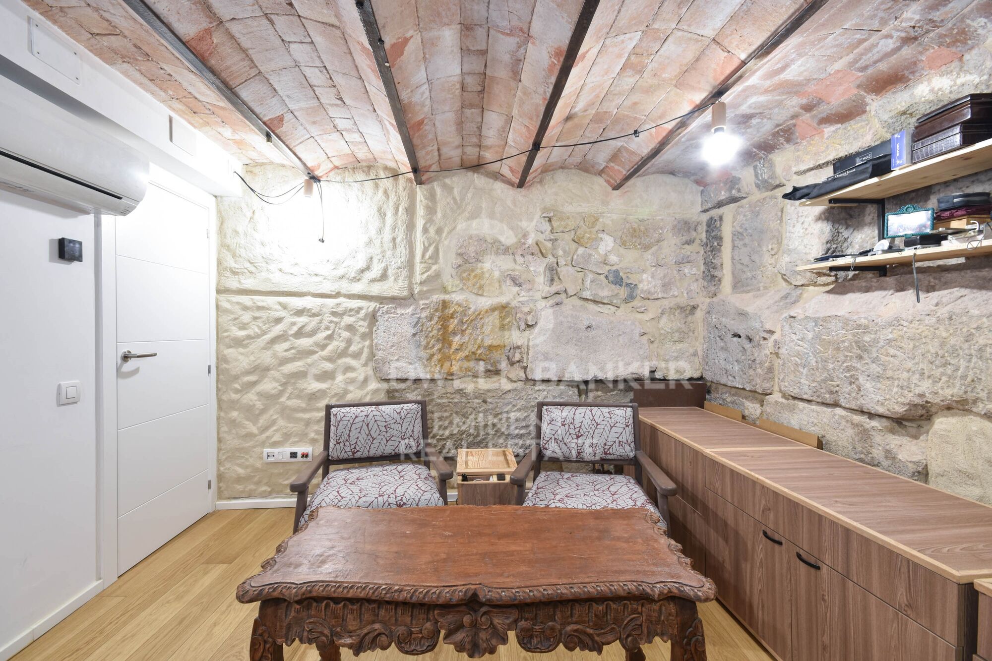 Ein historischer schatz im herzen von Barcelona, mauer der alten stadtmauer von Barcelona