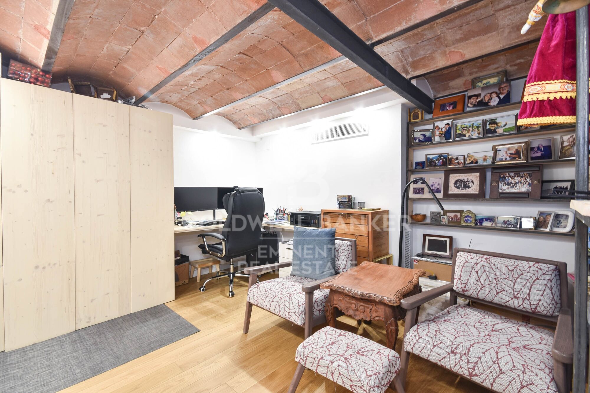 Ein historischer schatz im herzen von Barcelona, mauer der alten stadtmauer von Barcelona