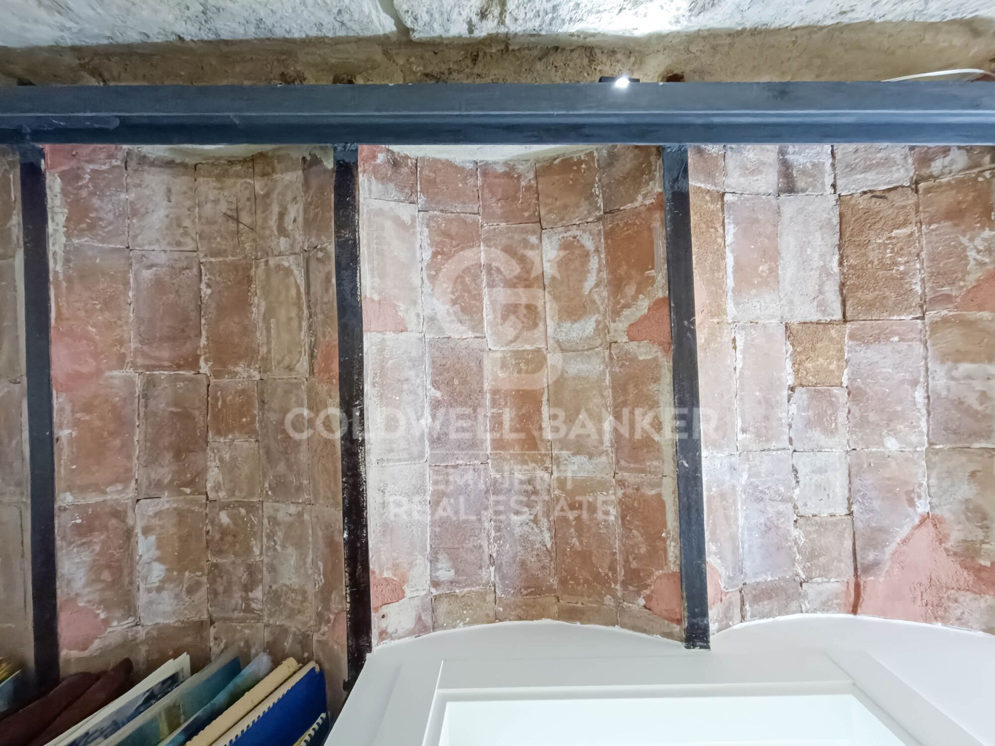 Ein historischer schatz im herzen von Barcelona, mauer der alten stadtmauer von Barcelona