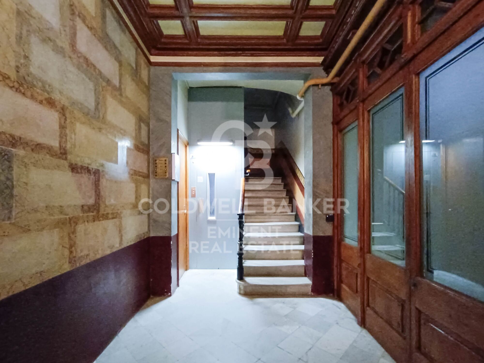 Ein historischer schatz im herzen von Barcelona, mauer der alten stadtmauer von Barcelona