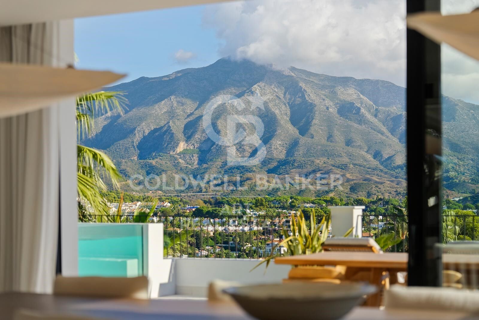 Beeindruckende zeitgenössische Villa mit Panoramablick in Puerto Banús.