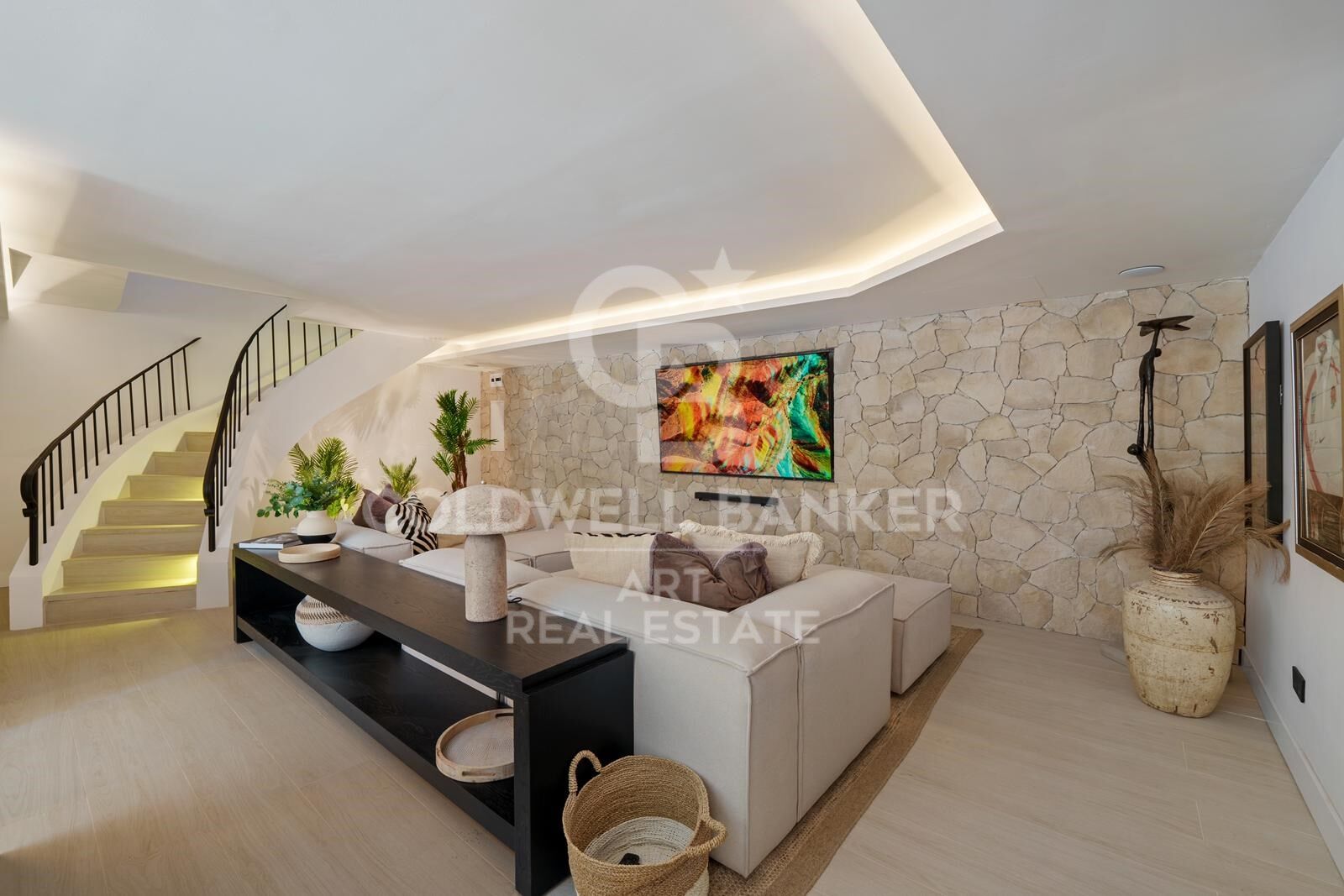 Beeindruckende zeitgenössische Villa mit Panoramablick in Puerto Banús.