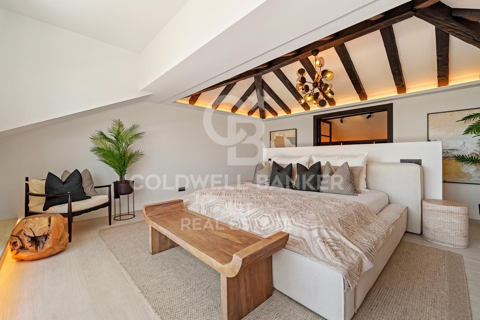 Beeindruckende zeitgenössische Villa mit Panoramablick in Puerto Banús.
