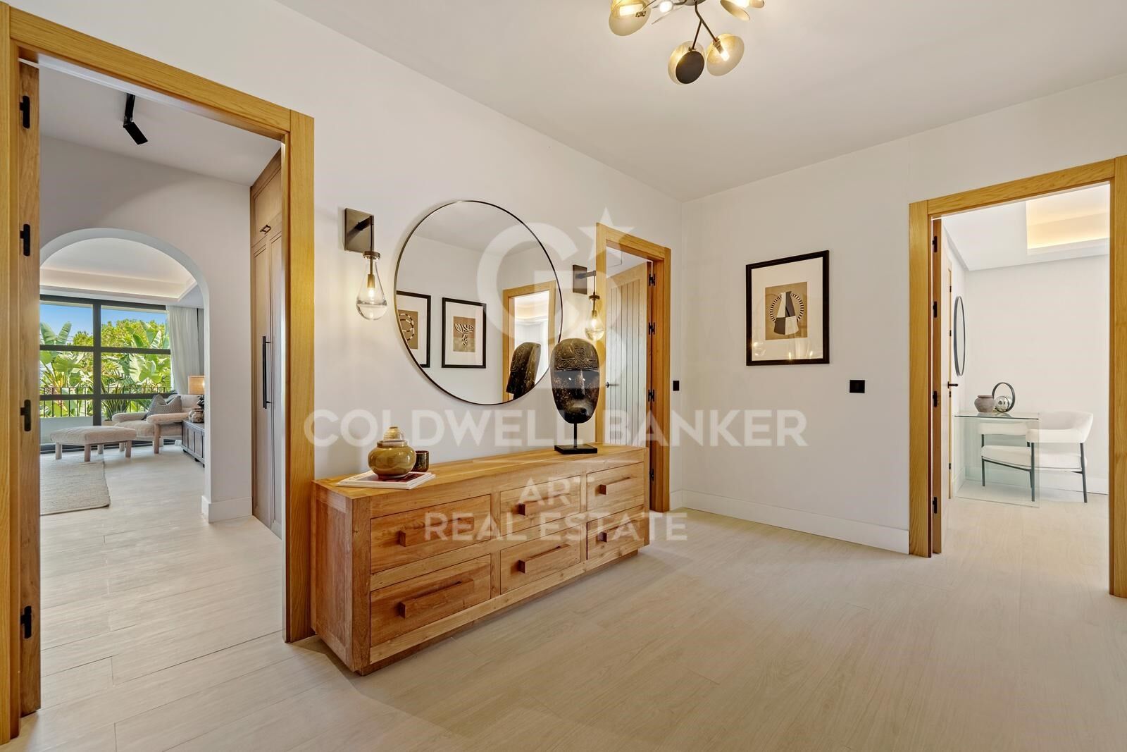 Beeindruckende zeitgenössische Villa mit Panoramablick in Puerto Banús.