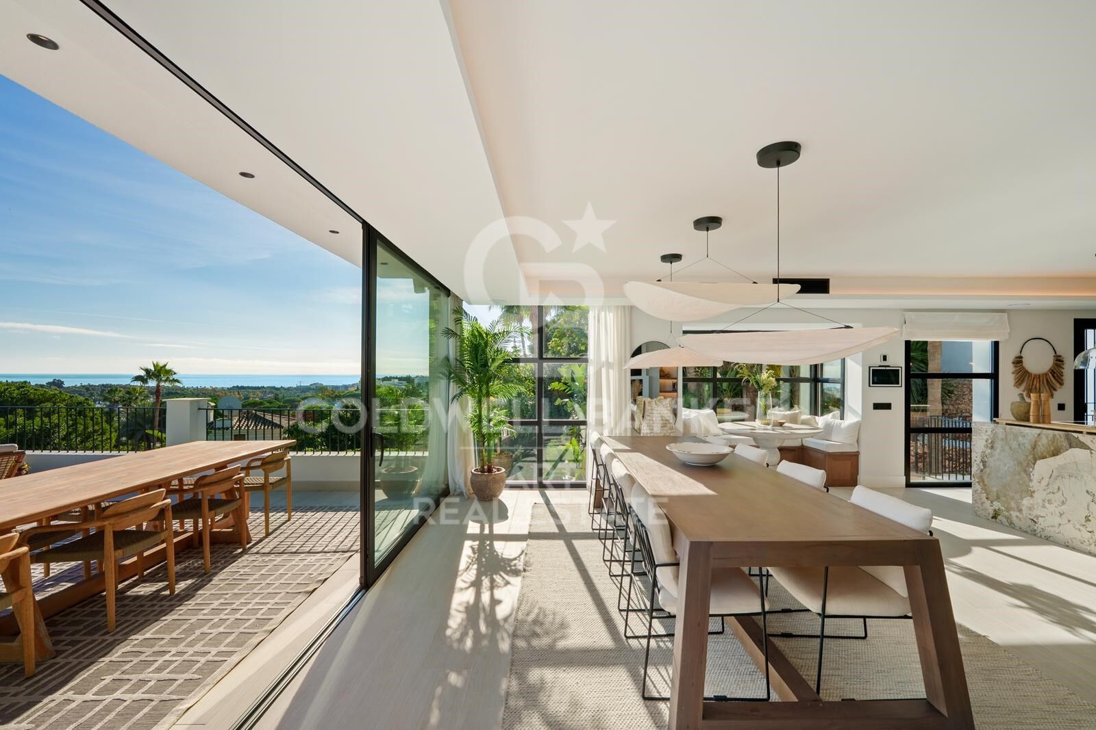 Beeindruckende zeitgenössische Villa mit Panoramablick in Puerto Banús.