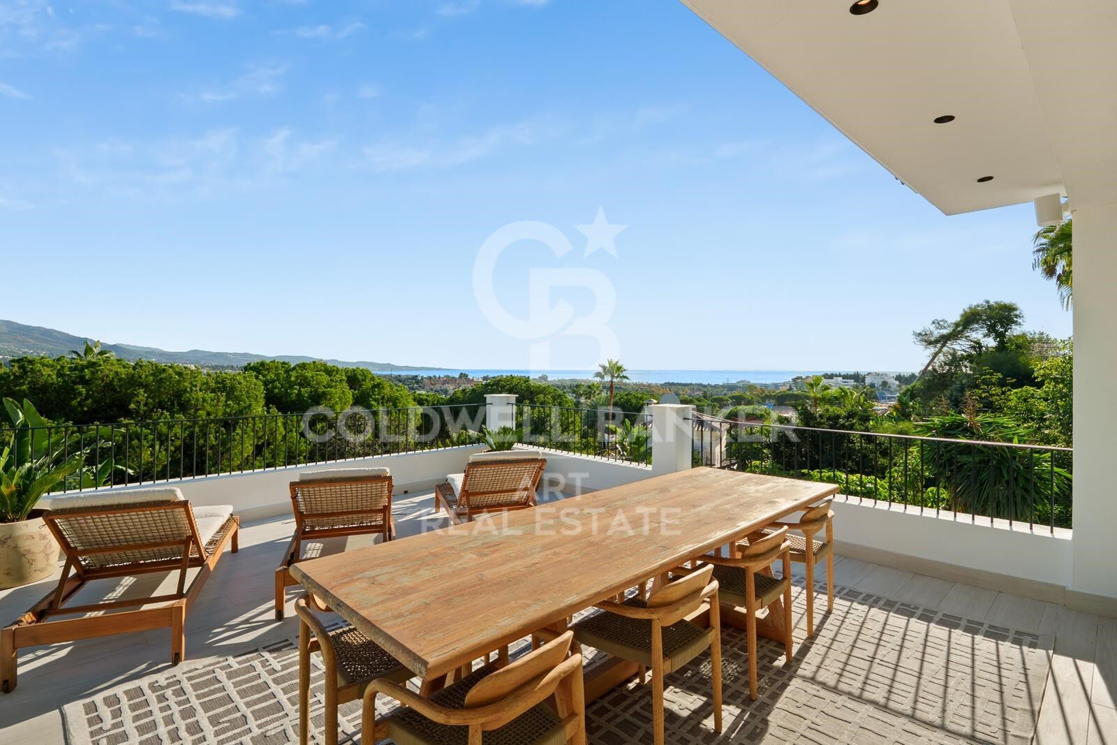 Beeindruckende zeitgenössische Villa mit Panoramablick in Puerto Banús.
