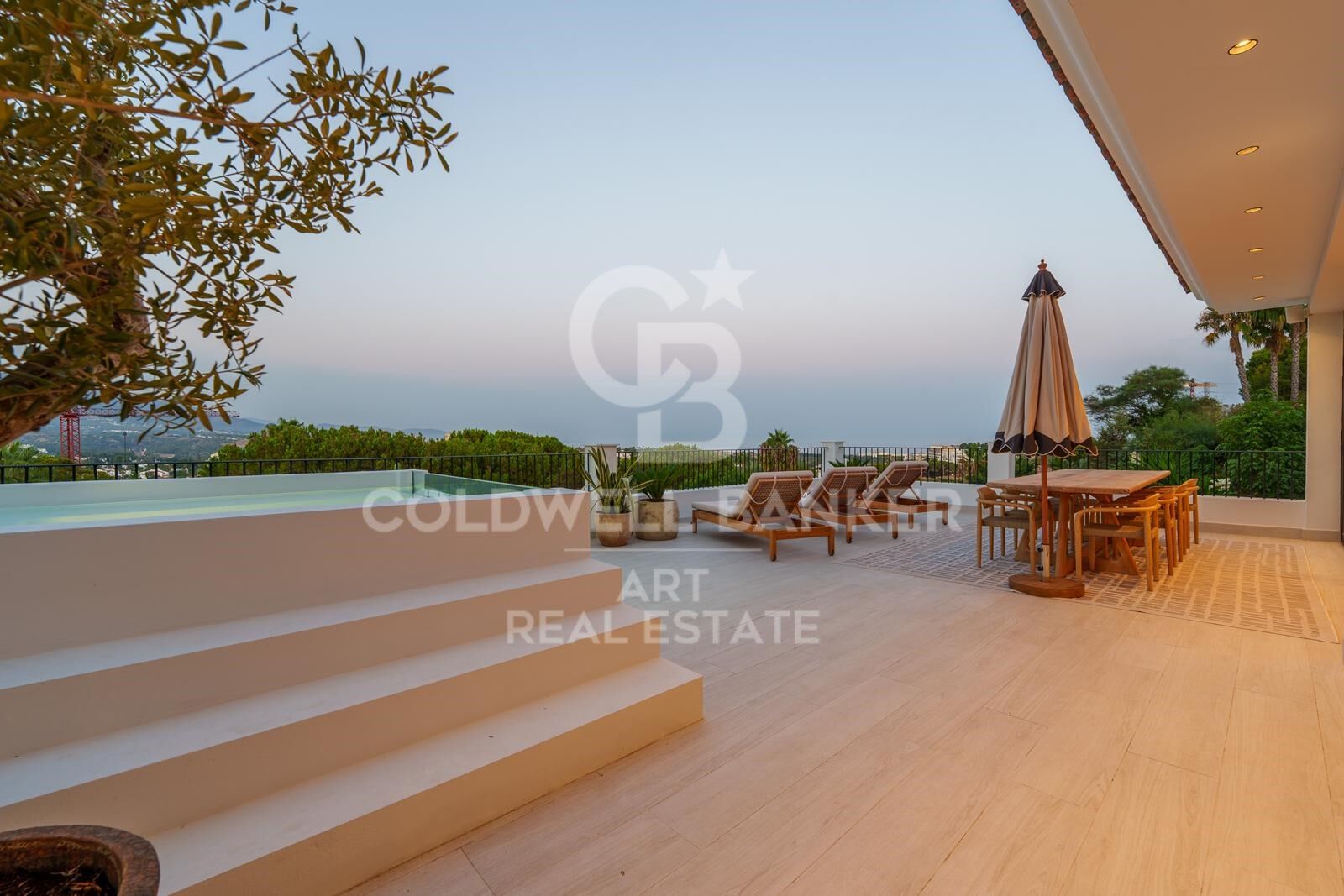 Beeindruckende zeitgenössische Villa mit Panoramablick in Puerto Banús.