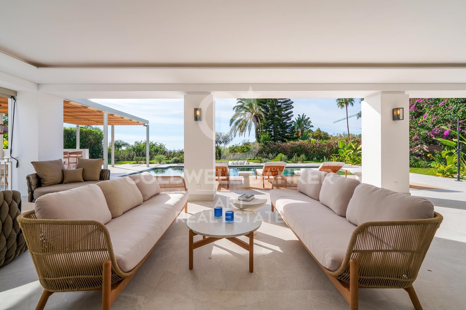 Exklusive moderne mediterrane Villa in La Quinta mit Panoramablick auf das Meer.