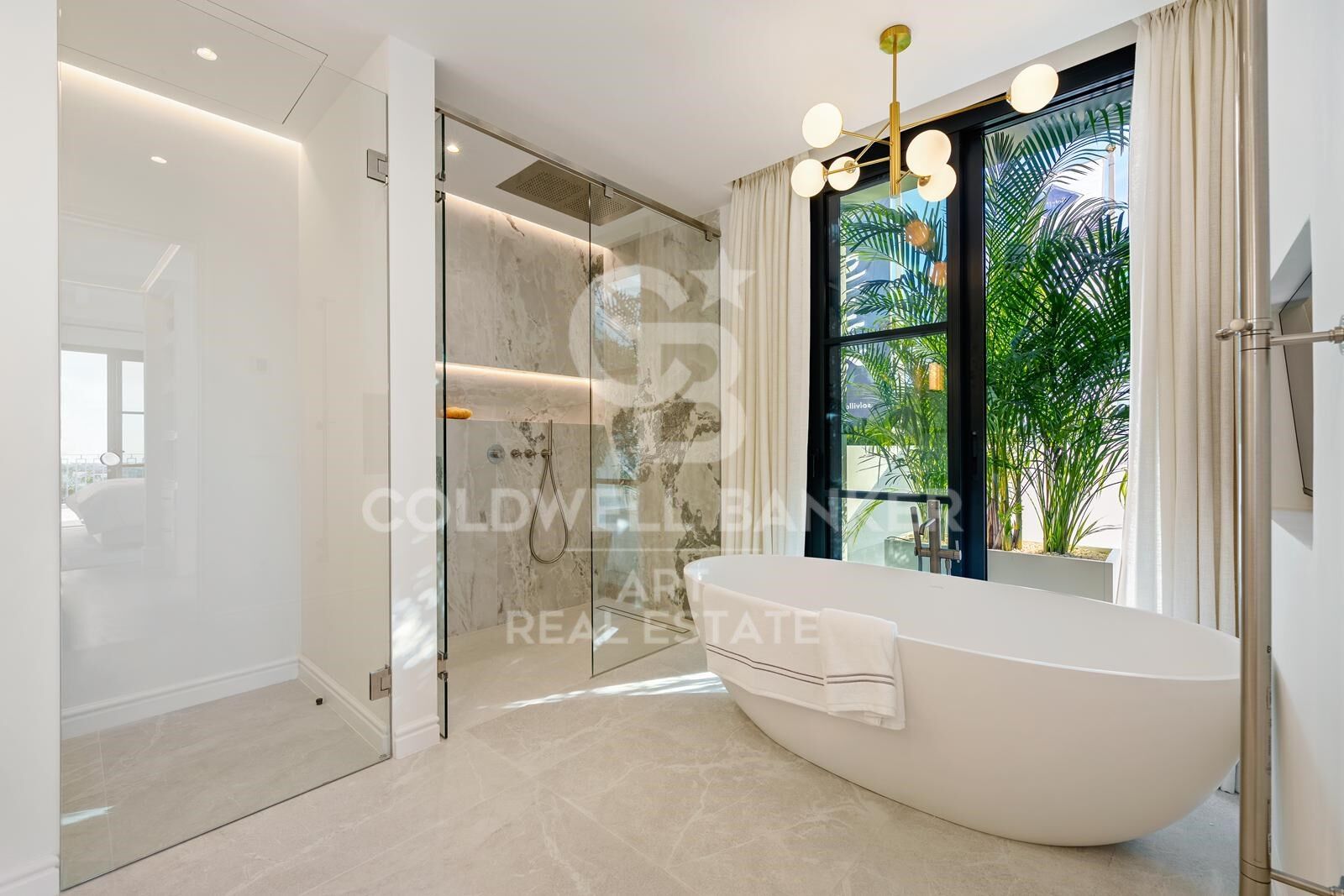 Exklusive moderne mediterrane Villa in La Quinta mit Panoramablick auf das Meer.