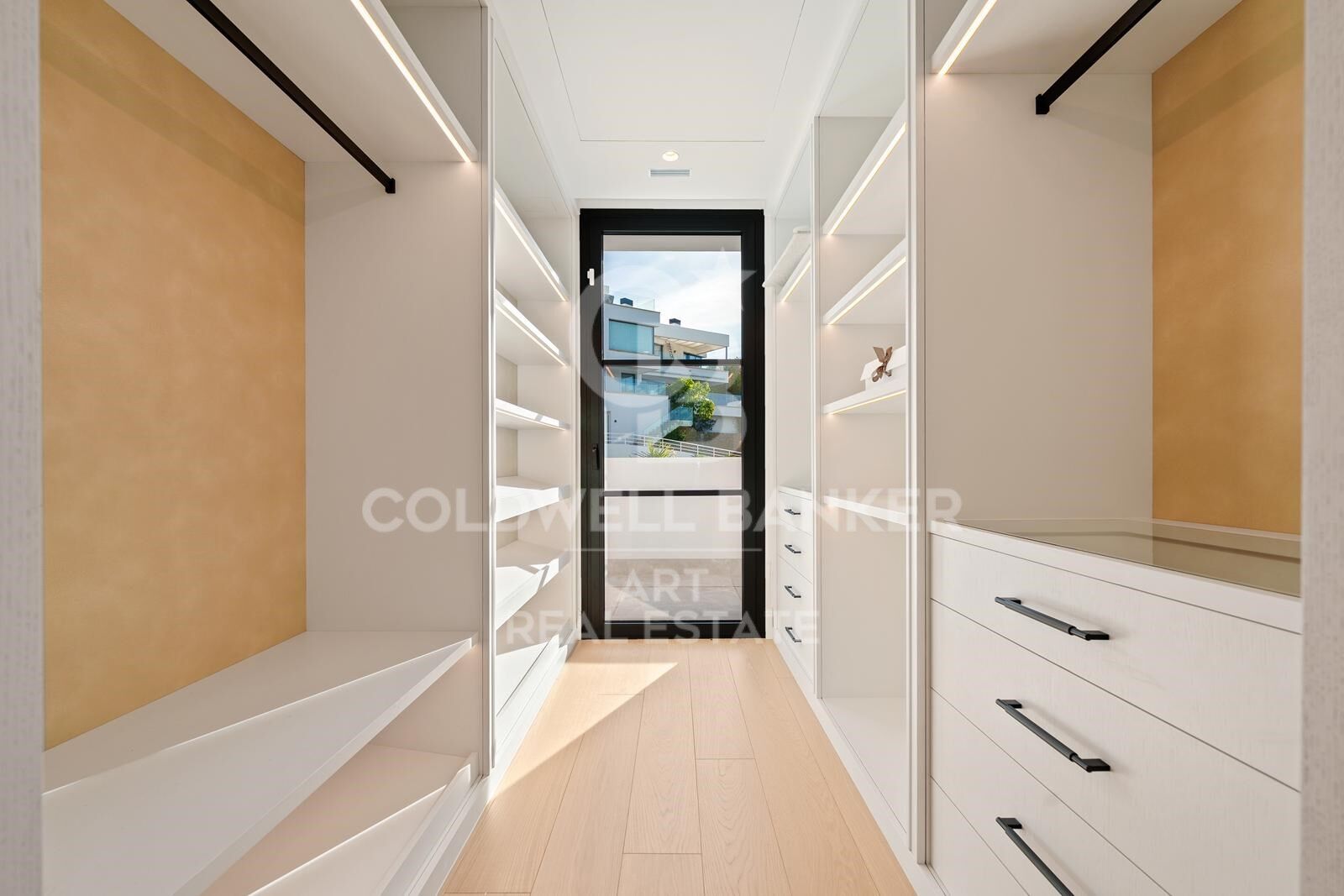 Exklusive moderne mediterrane Villa in La Quinta mit Panoramablick auf das Meer.