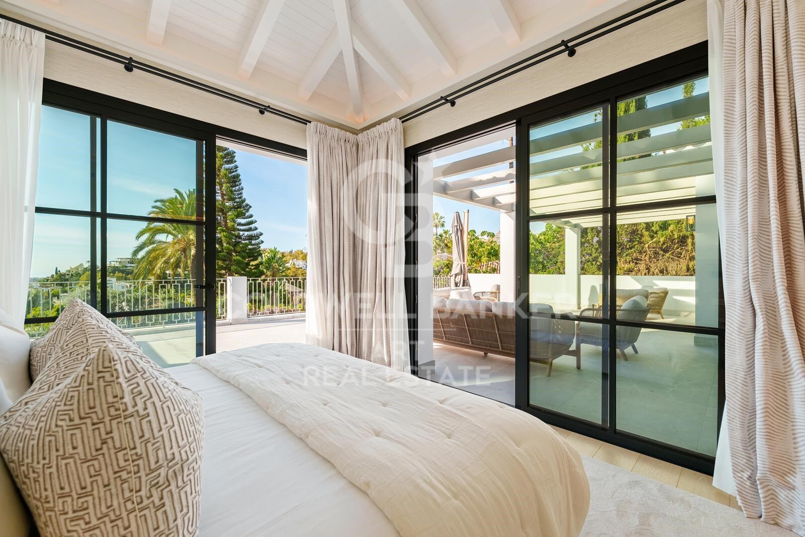 Exklusive moderne mediterrane Villa in La Quinta mit Panoramablick auf das Meer.