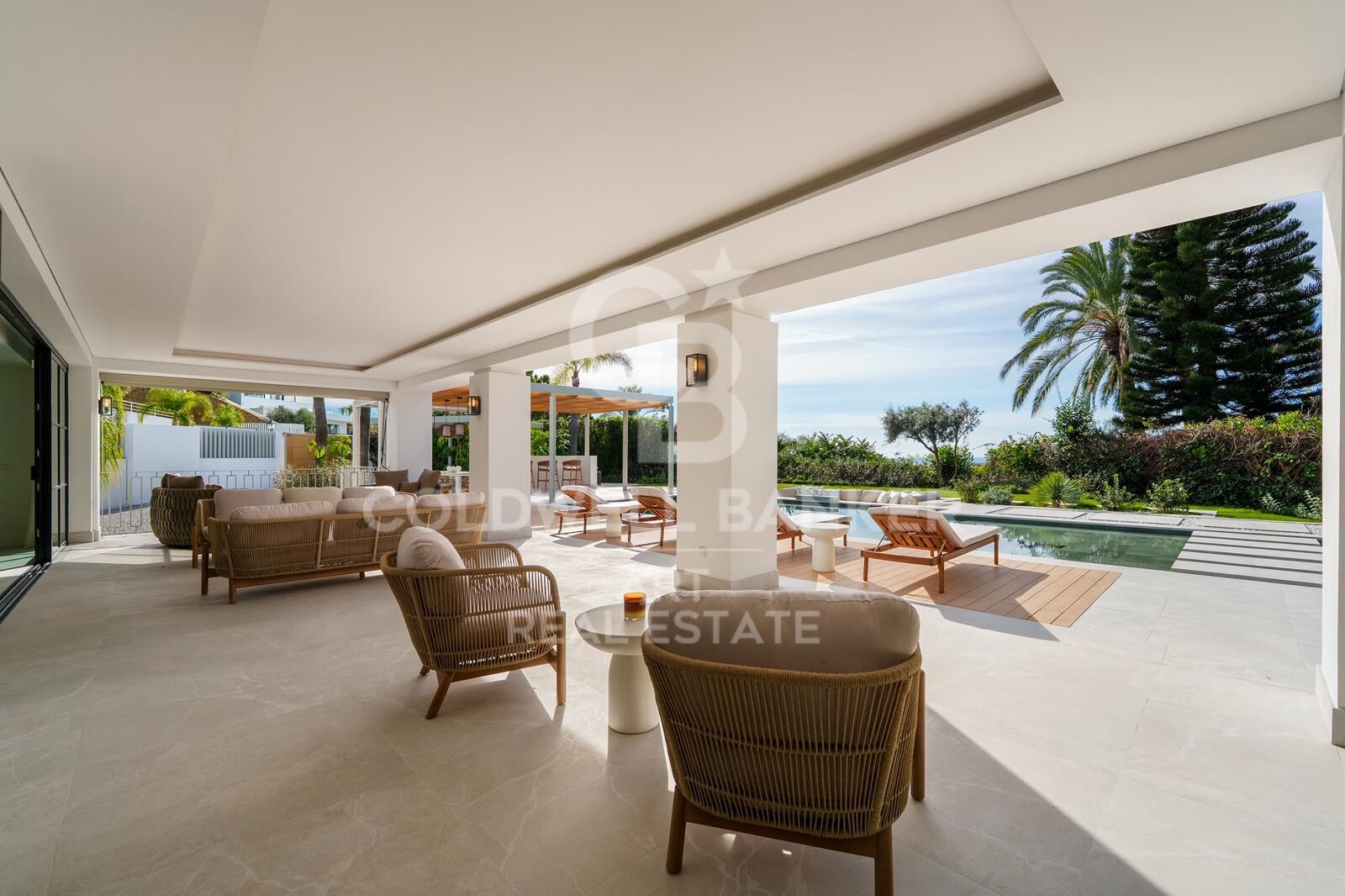 Exklusive moderne mediterrane Villa in La Quinta mit Panoramablick auf das Meer.